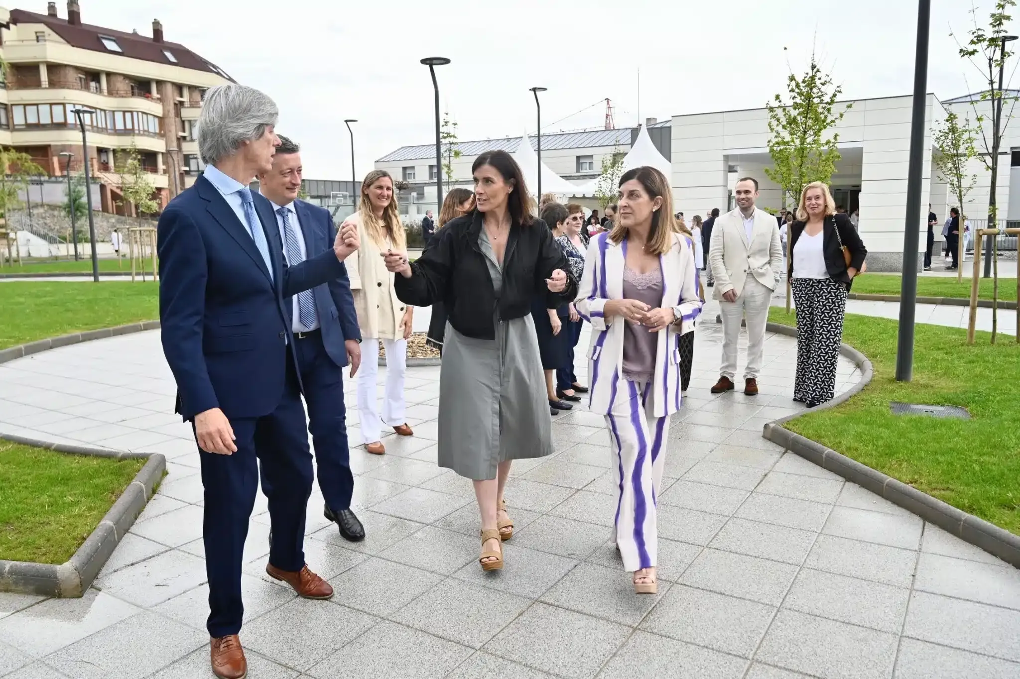 María José Sáenz de Buruaga, presidenta de Cantabria junto con otras autoridades de la región, inaugura un nuevo espacio con jardines y aparcamiento del Centro Hospitalario Padre Menni de Cantabria.