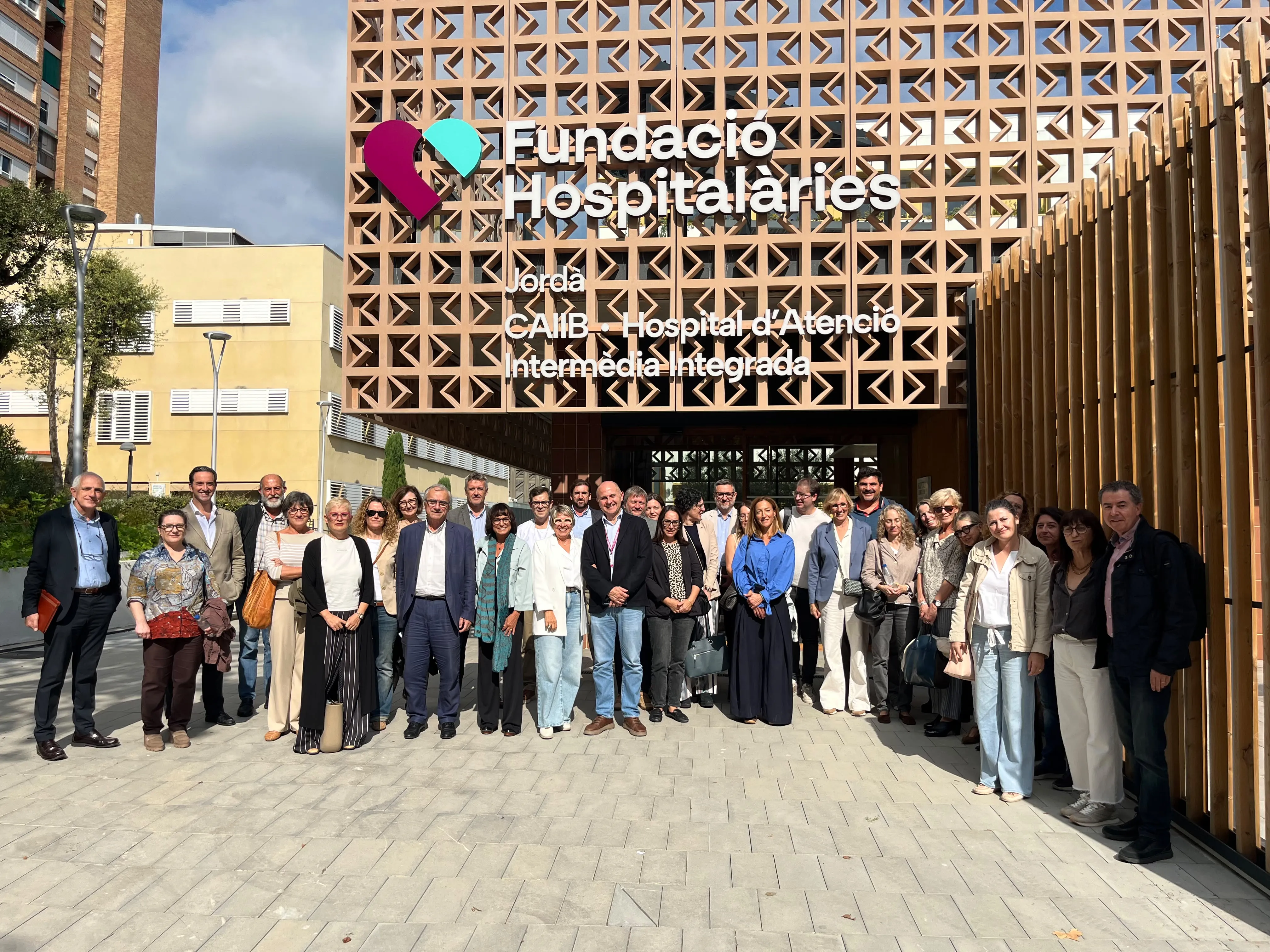 foto de grupo de la reunión del Consejo de Sector de Atención Intermedia de La Unió Catalana d’Hospitals en el CAIIB Jordà de Fundació Hospitalàries barcelona nord