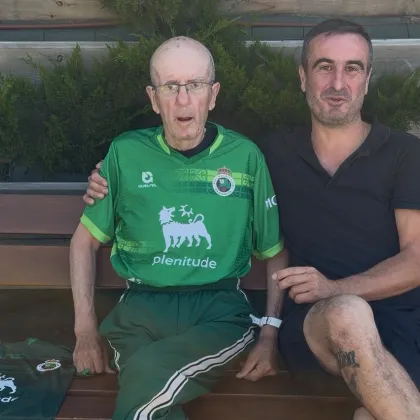 
<span>Fundación Hospitalarias Cantabria sorteará una camiseta histórica del Racing firmada por la plantilla del ascenso a Primera División</span>
