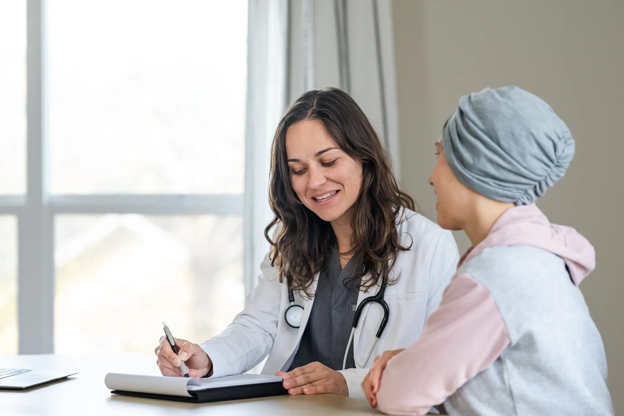 Doctora y paciente revisando un diagnóstico en una oficina