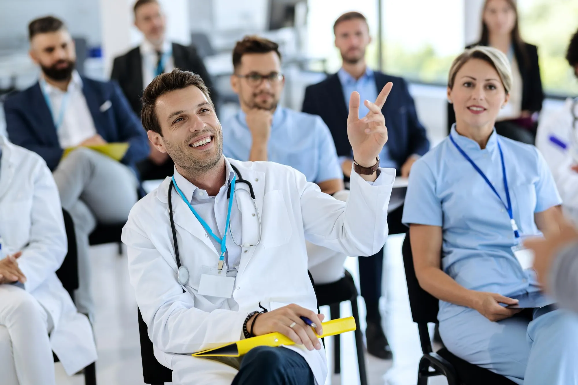 Profesionales de la salud participando en una sesión formativa