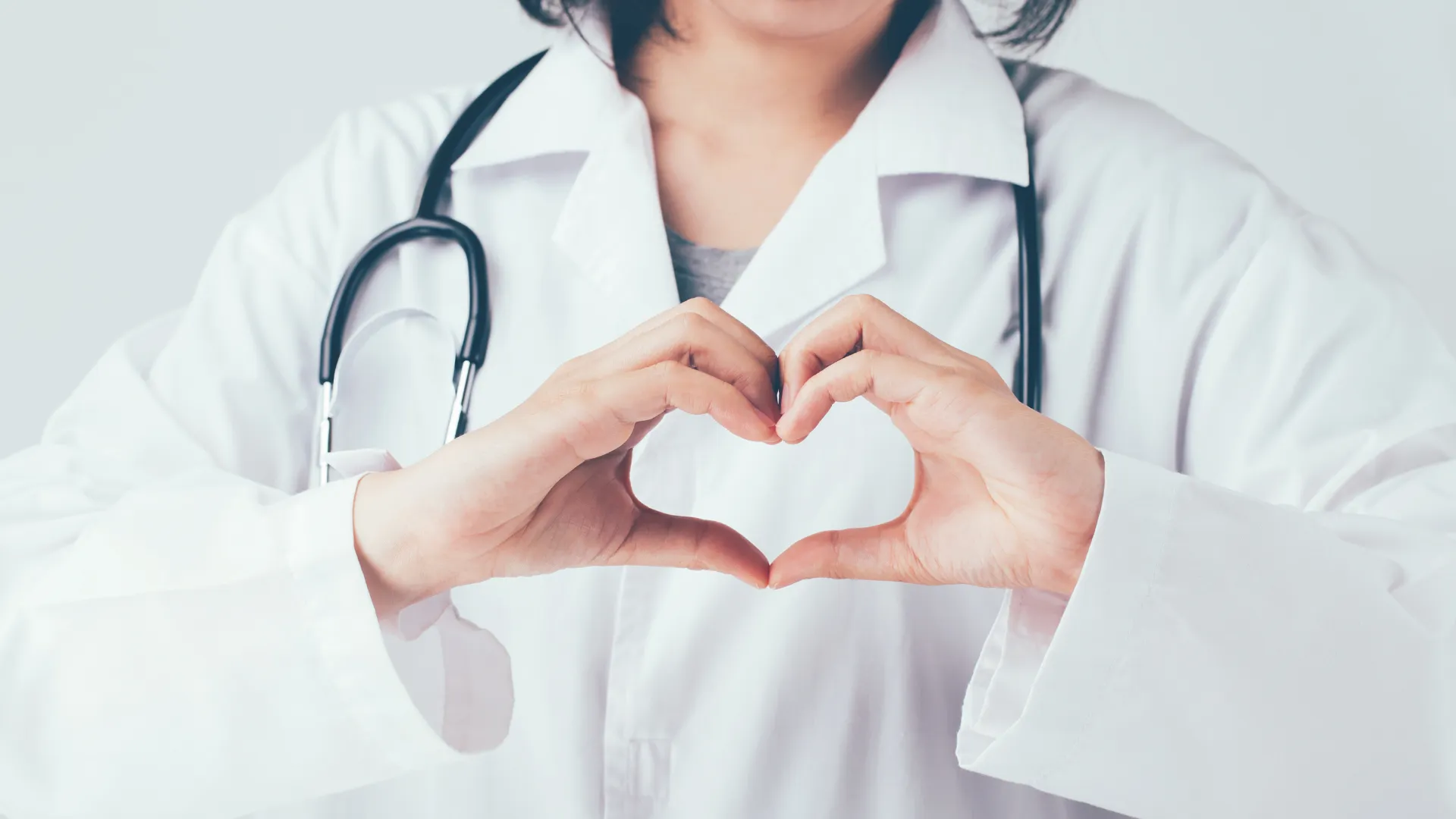 doctora uniendo sus manos en forma de corazón