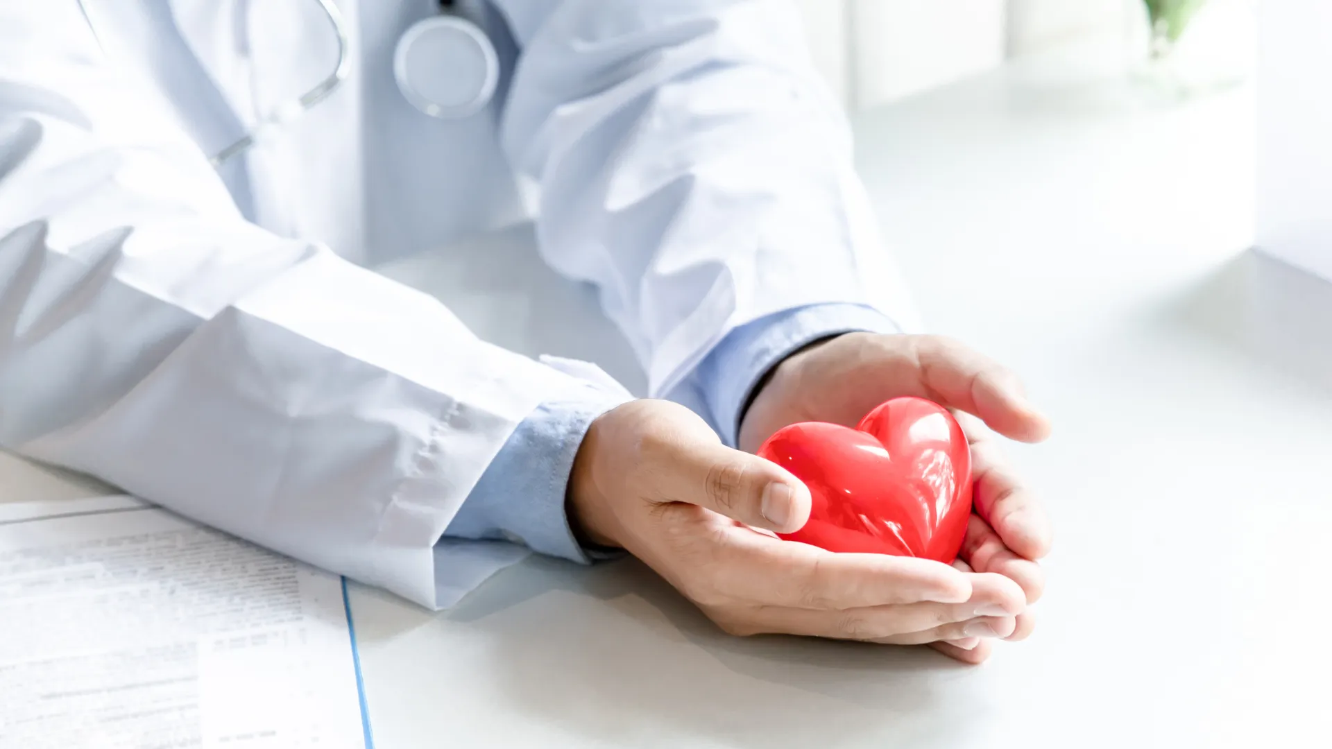 manos de doctor con un corazón