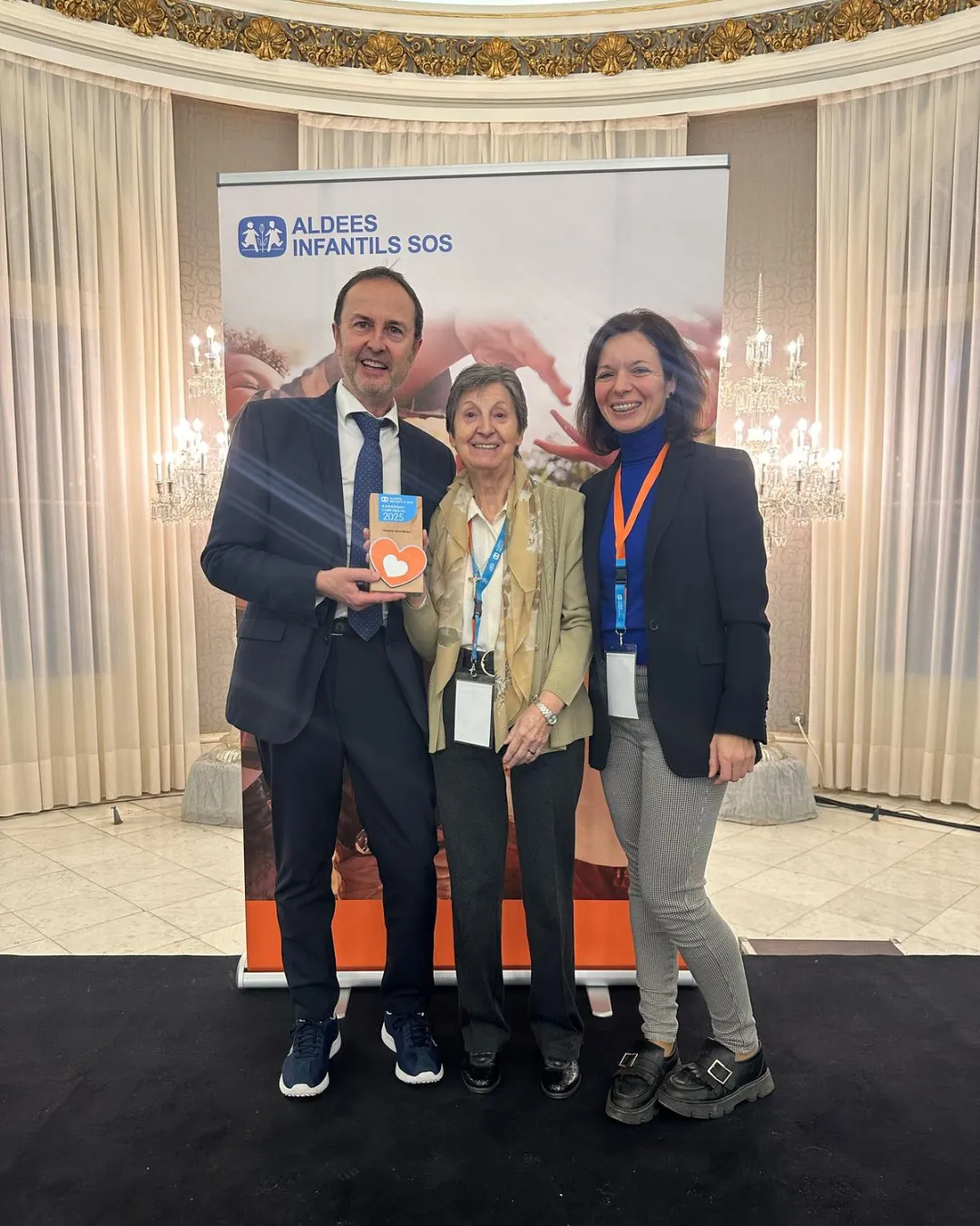 La Fundació Hospitalàries Barcelona recibe un distintivo de agradecimiento de Aldees Infantils SOS Catalunya