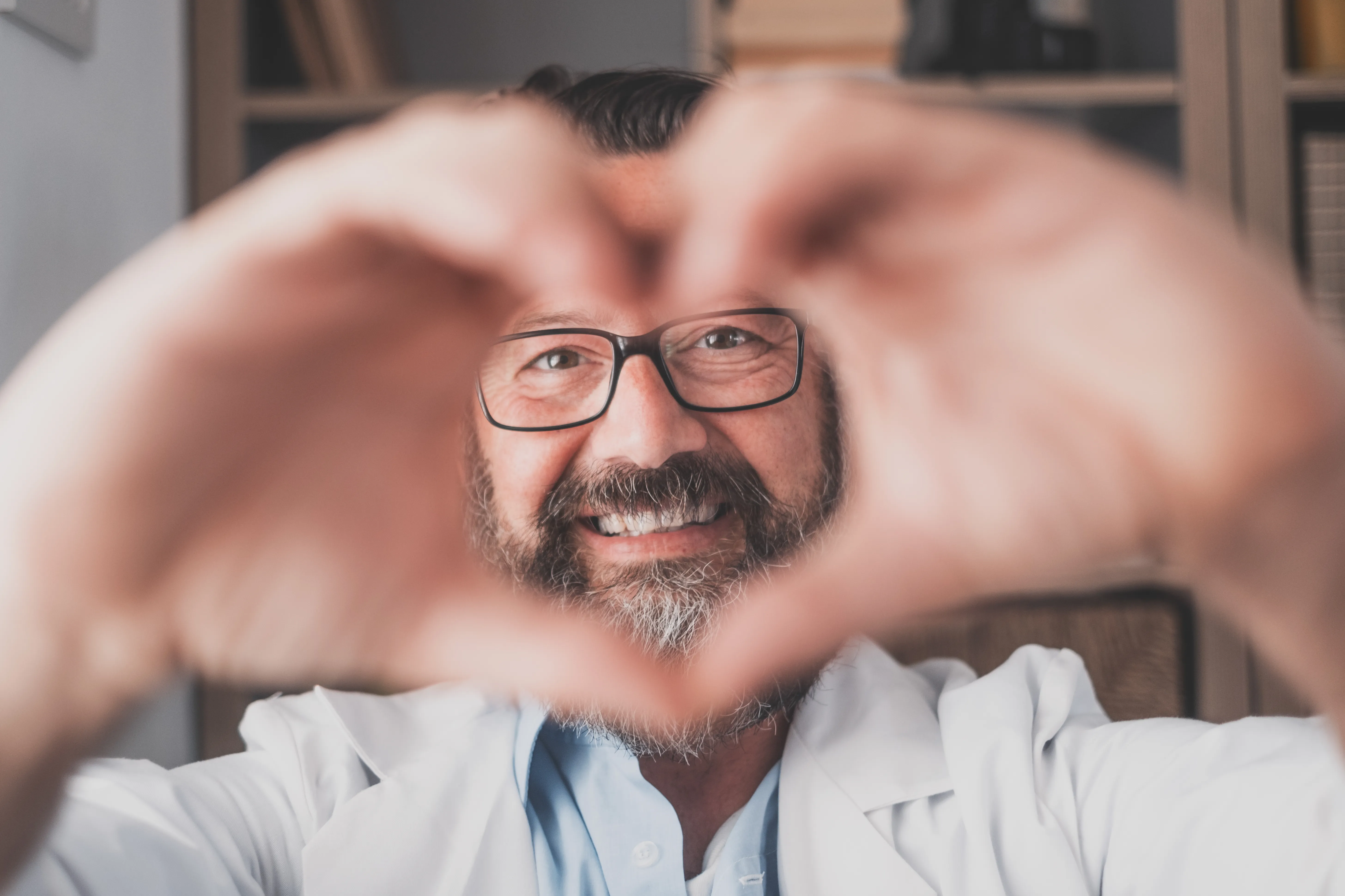 doctor forma un corazón con las manos