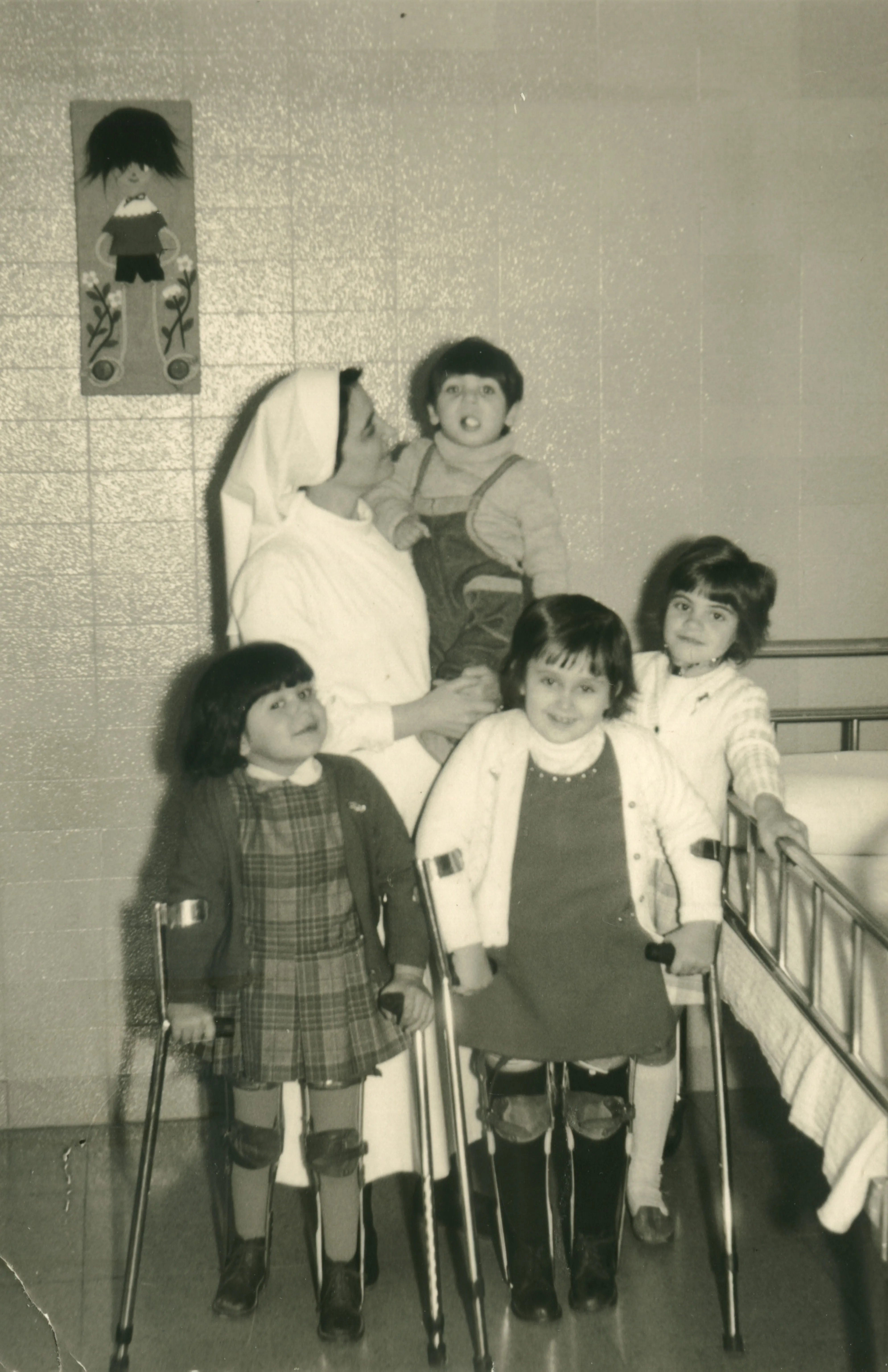 hermana hospitalaria con niñas en el antiguo hospital san rafael de barcelona