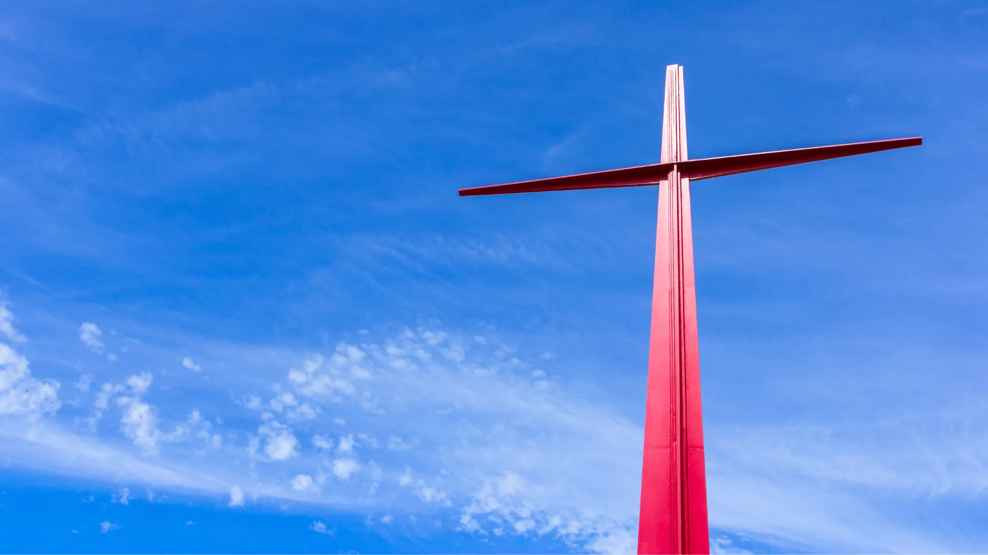 cruz roja sobre cielo azul