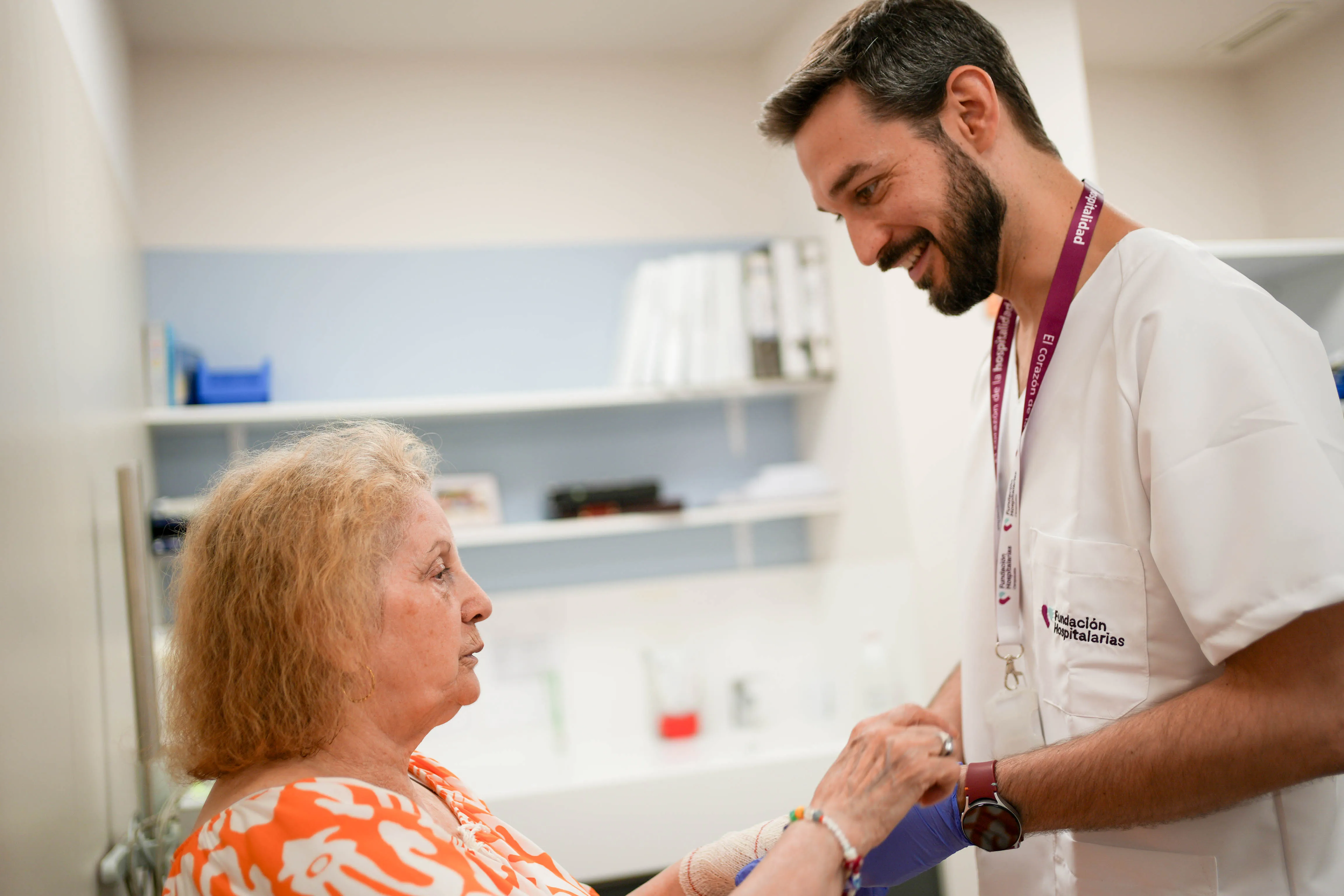 trabajador de fundación hospitalarias ciempozuelos atiende a una señor mayor
