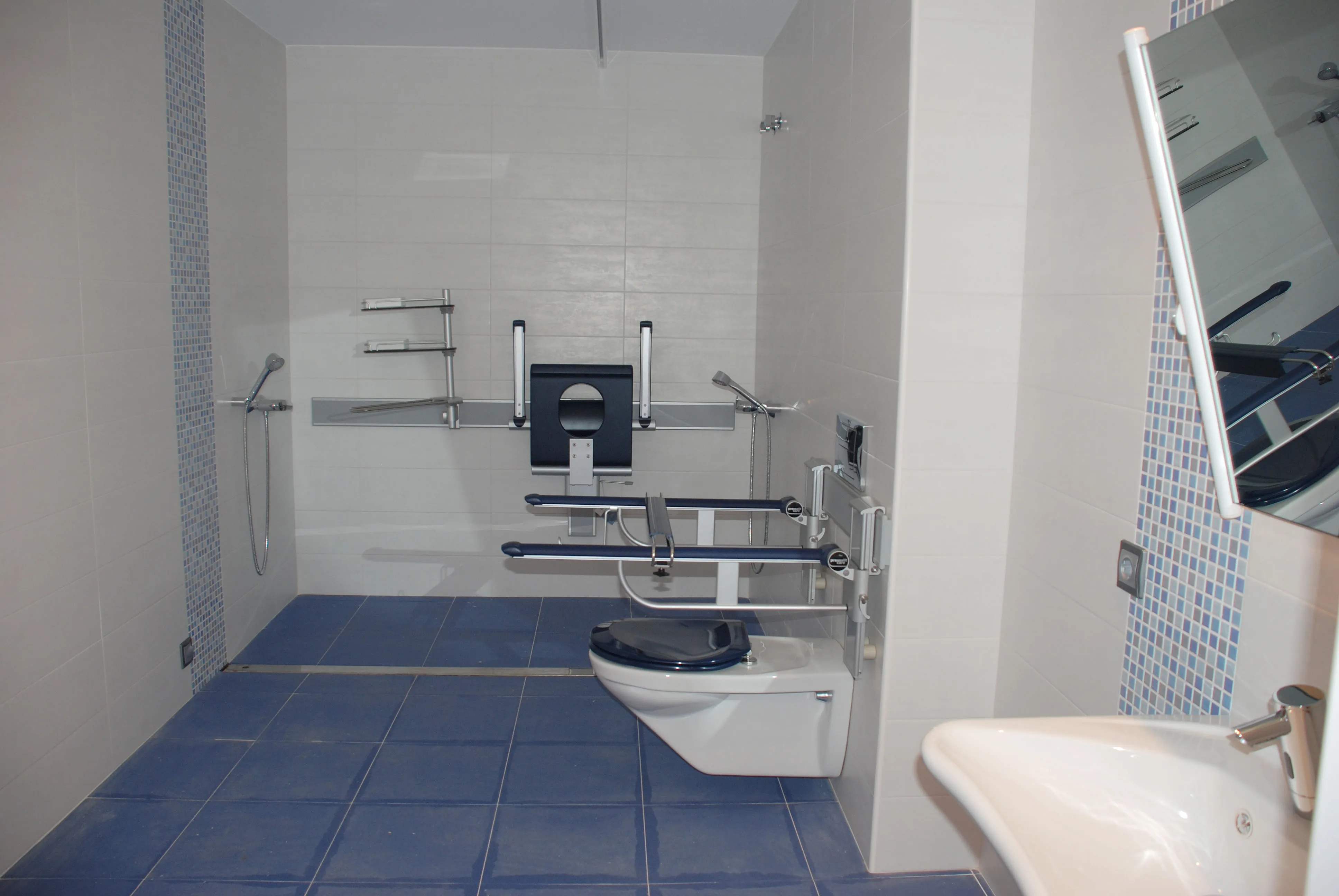 baño adaptado para daño cerebral en una residencia de Fundación Hospitalarias