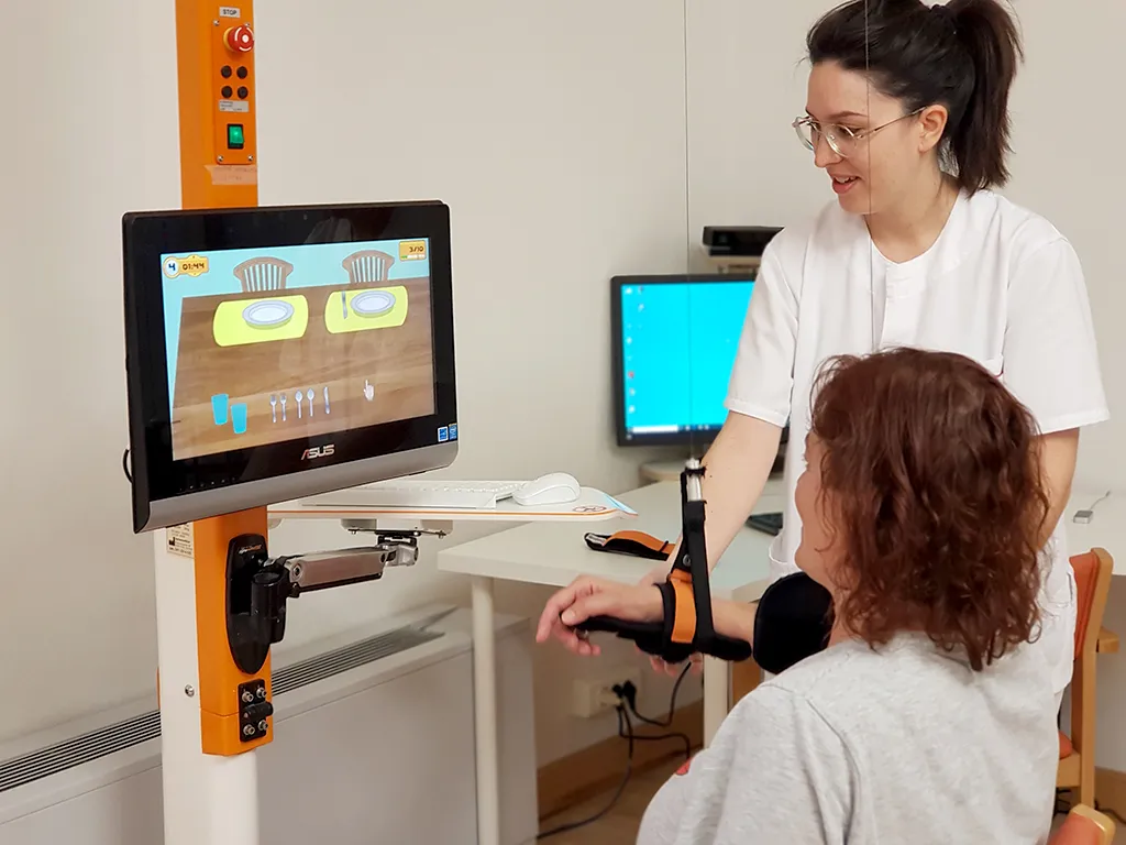 una mujer con daño cerebral adquirido en una sesión de rehabilitación en fundación hospitalarias
