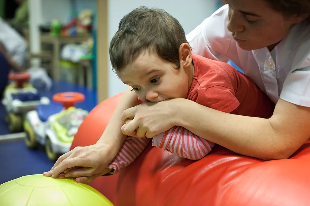 rehabilitación de un niño con daño cerebral infantil en Fundación Hospitalarias