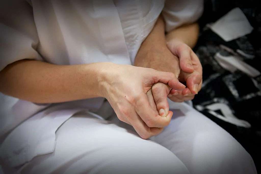 rehabilitación en Fundación Hospitalarias de la mano de una persona con daño cerebral adquirido