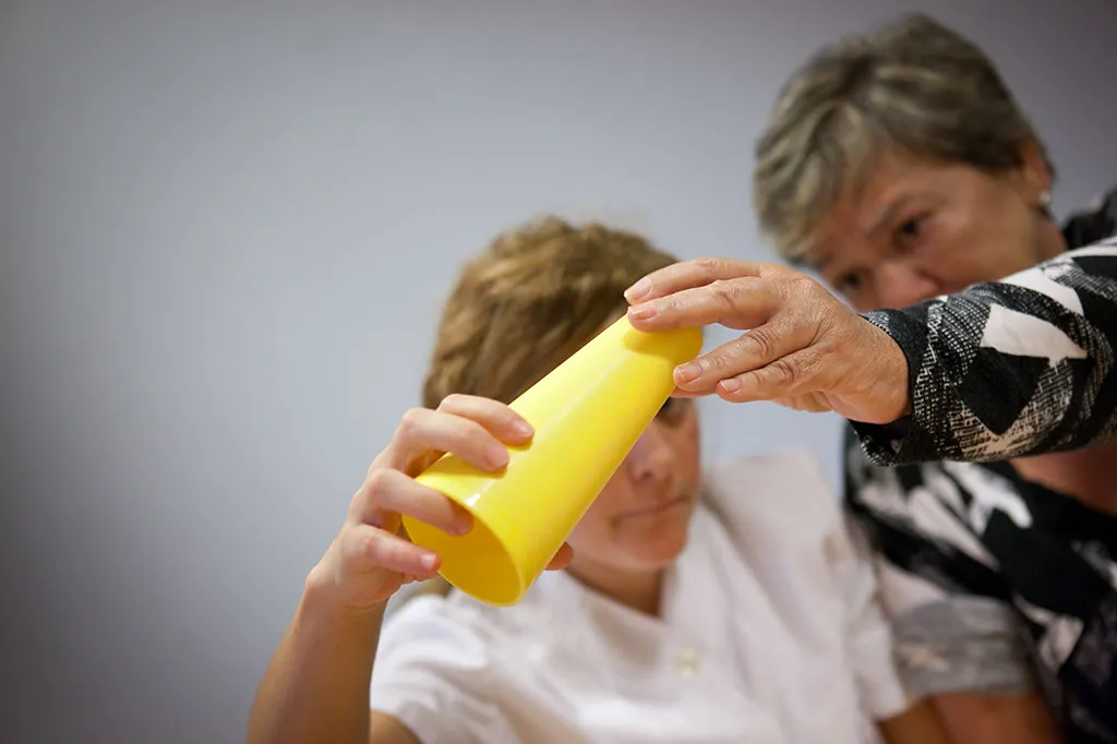 rehabilitación de una mujer mayor con daño cerebral en Fundación Hospitalarias