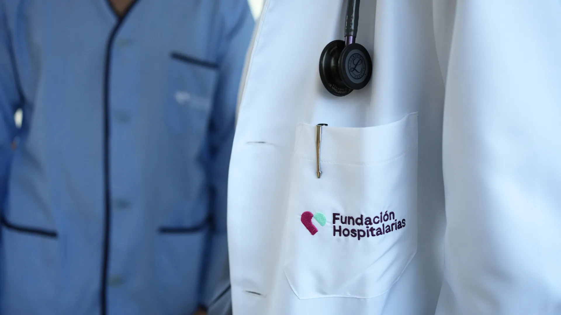 batas médicas con el logo de fundación hospitalarias