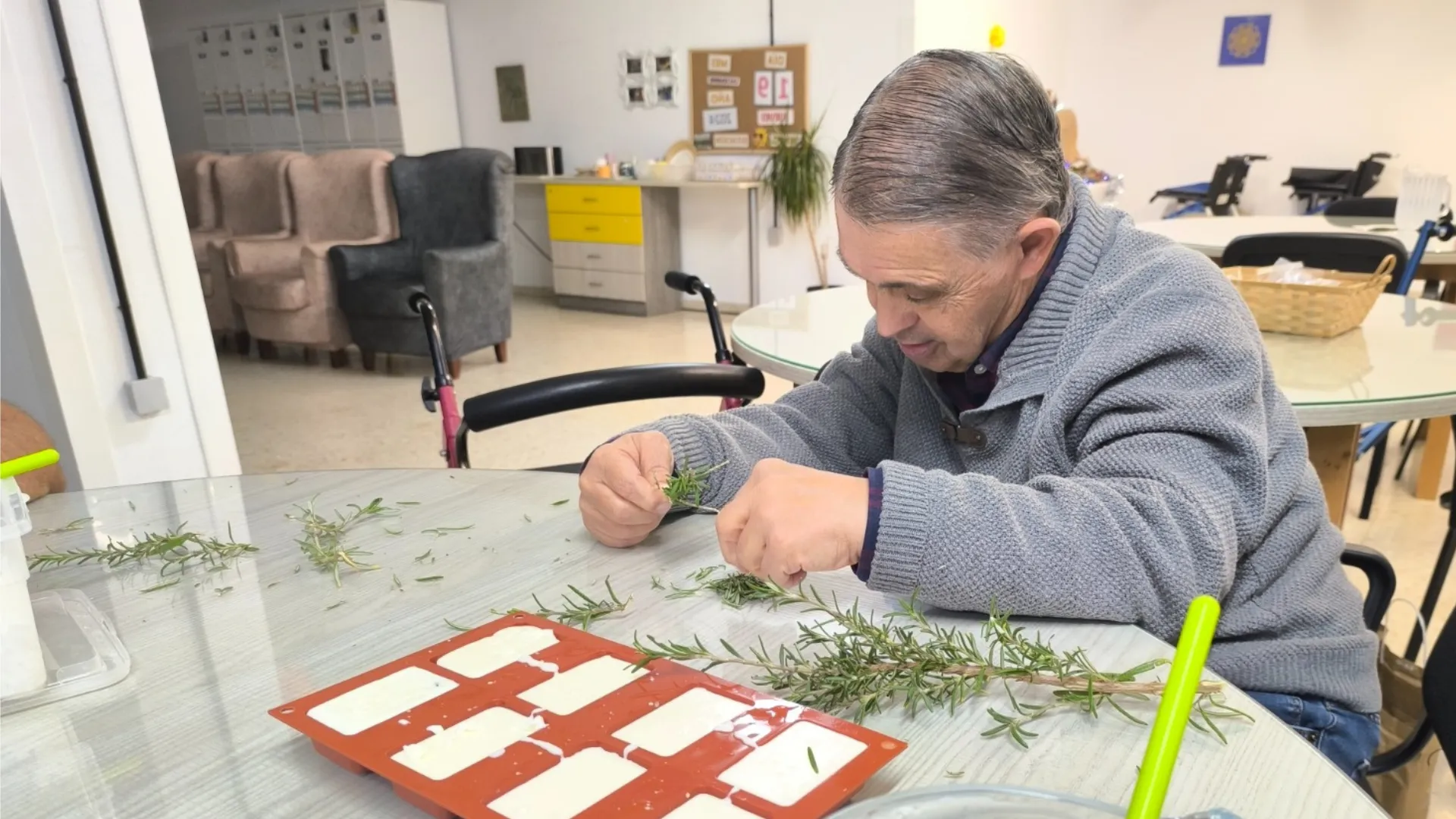 un usuario de Hospitalarias Fundación Purísima Concepción realiza manualidades