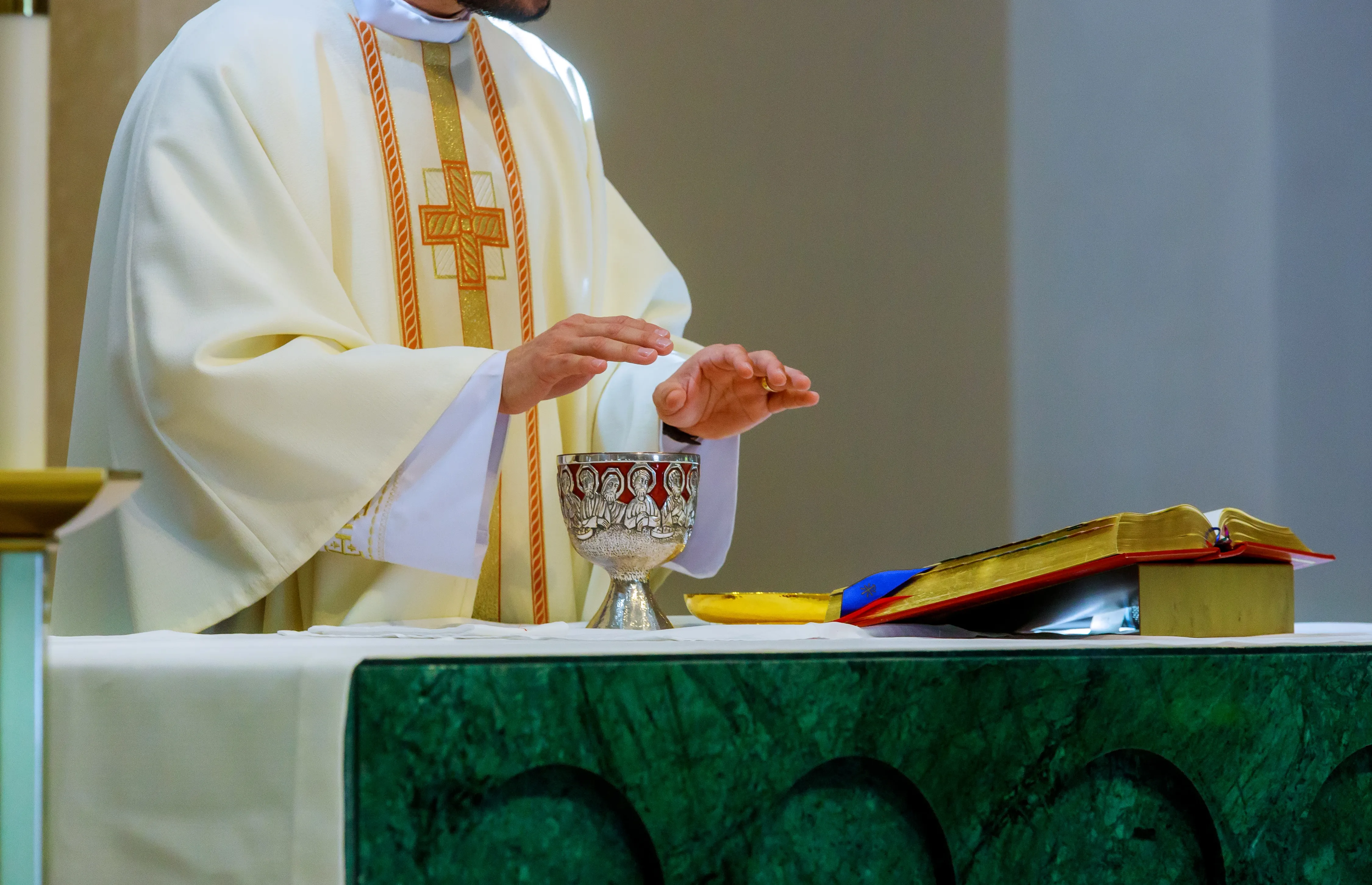 Un sacerdote oficia una misa