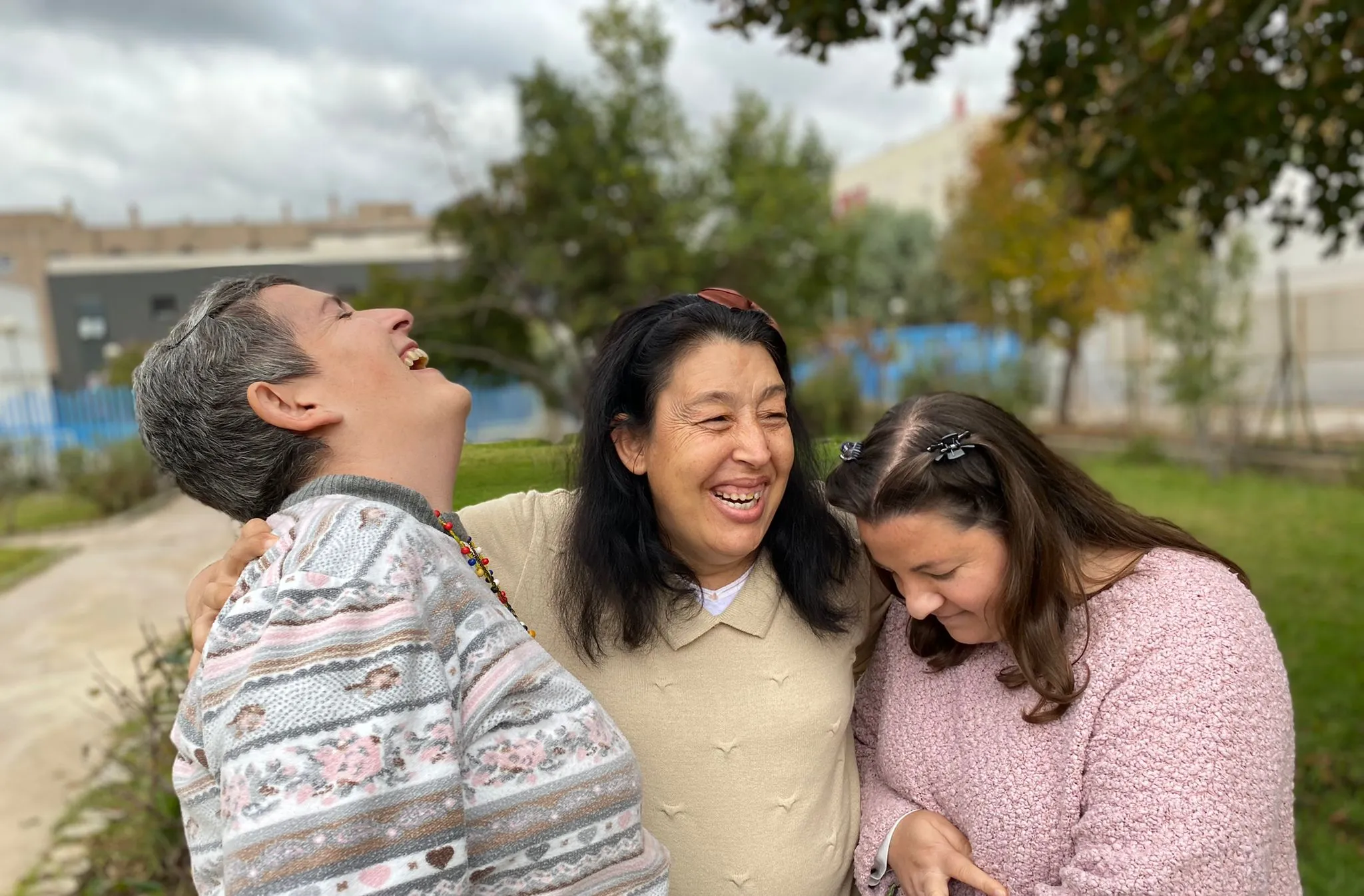 mujeres con discapacidad se ríen juntas