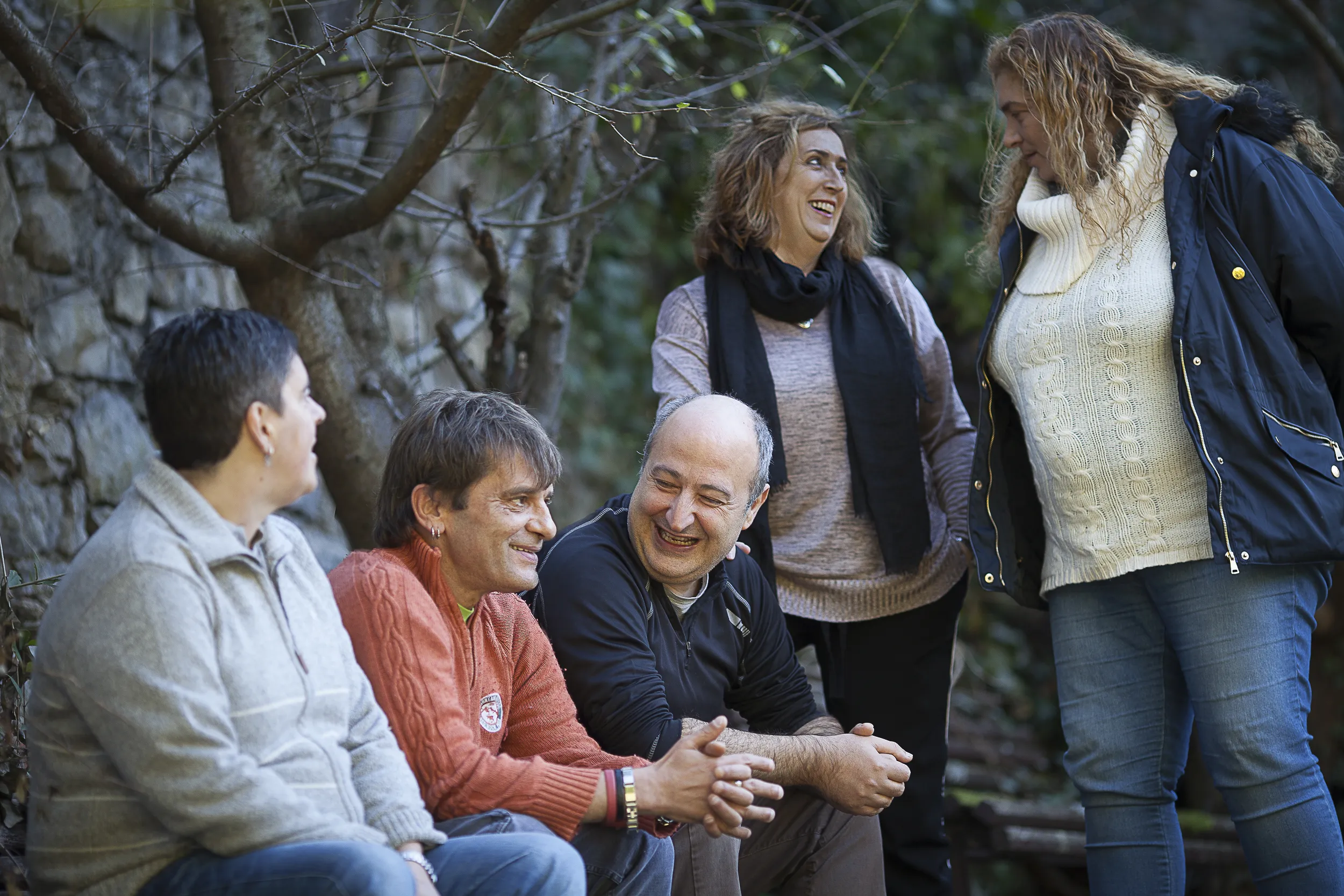 grupo de personas hablando en la calle