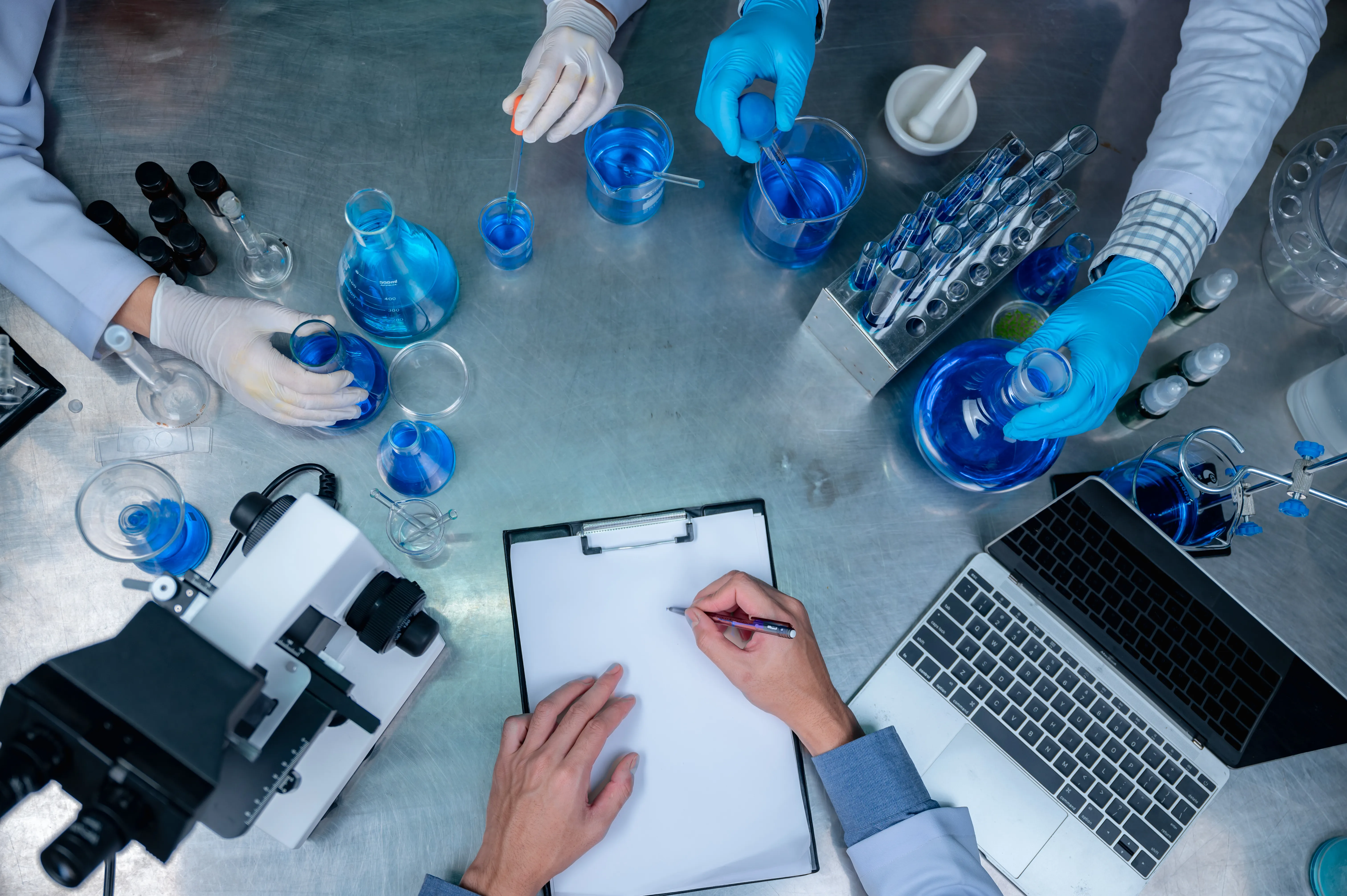 imagen de un laboratorio con varias personas tomando muestras
