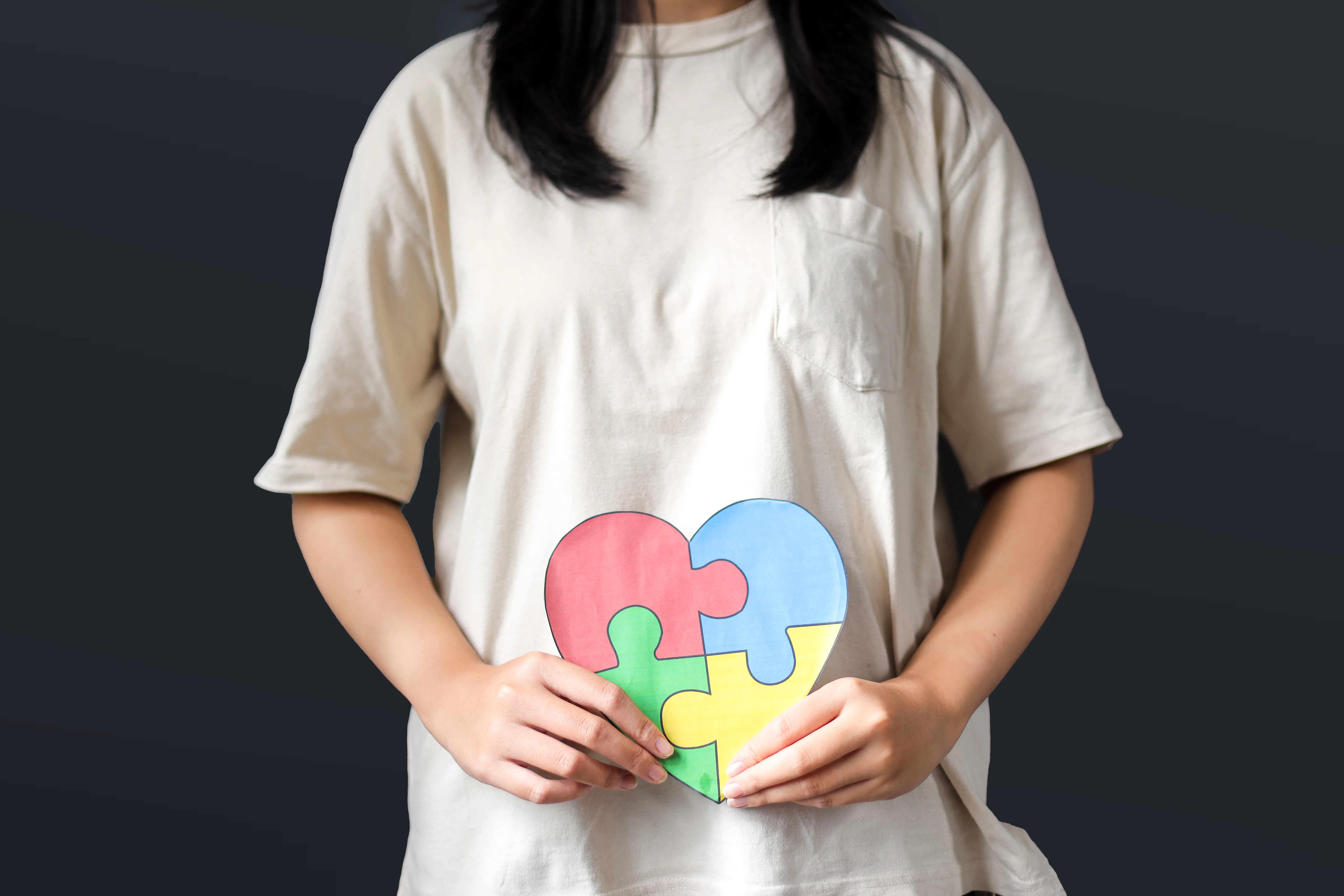 corazón puzzle de colores símbolo del autismo