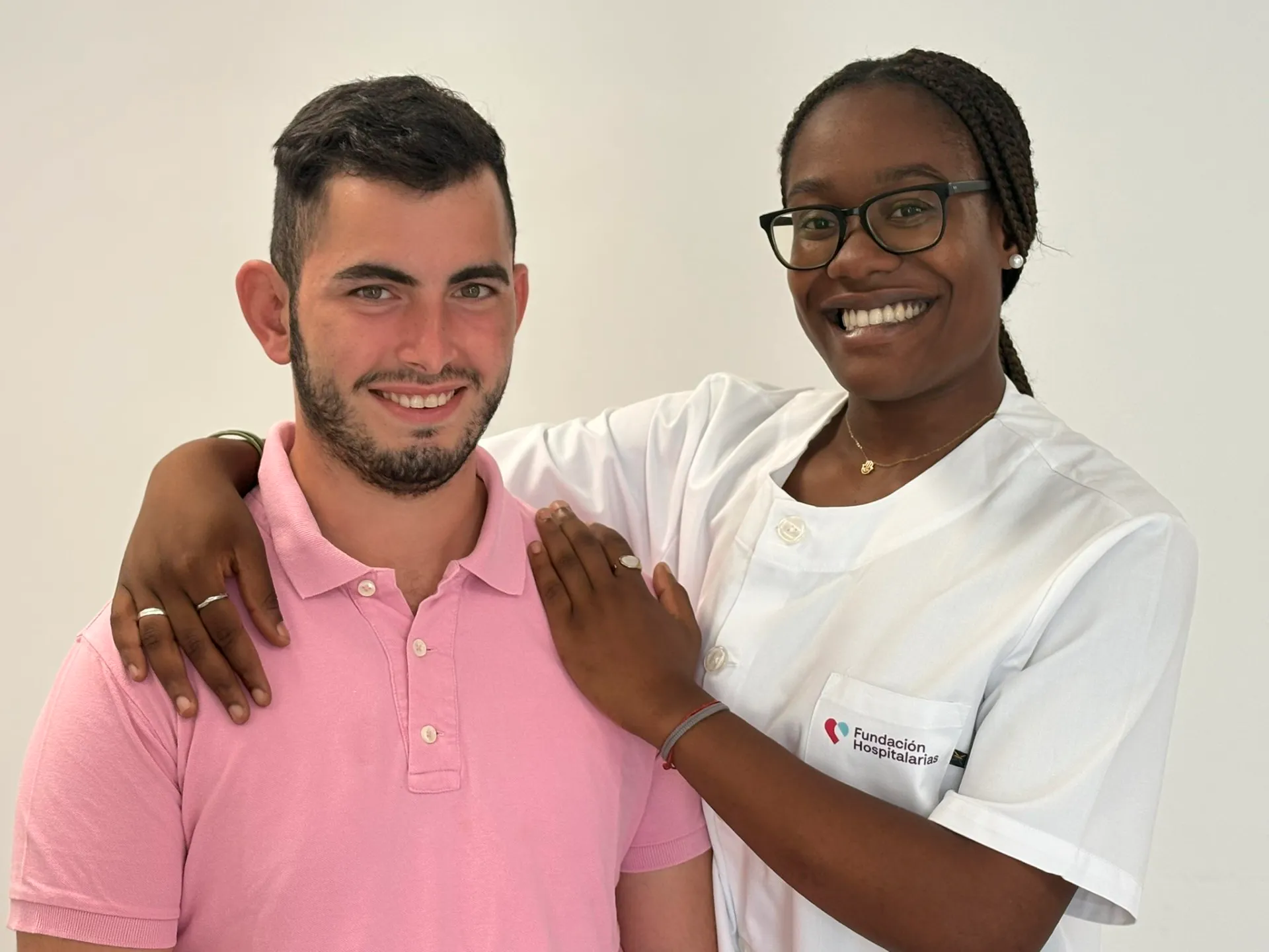 profesional de Fundación Hospitalarias Málaga con un usuario de salud mental