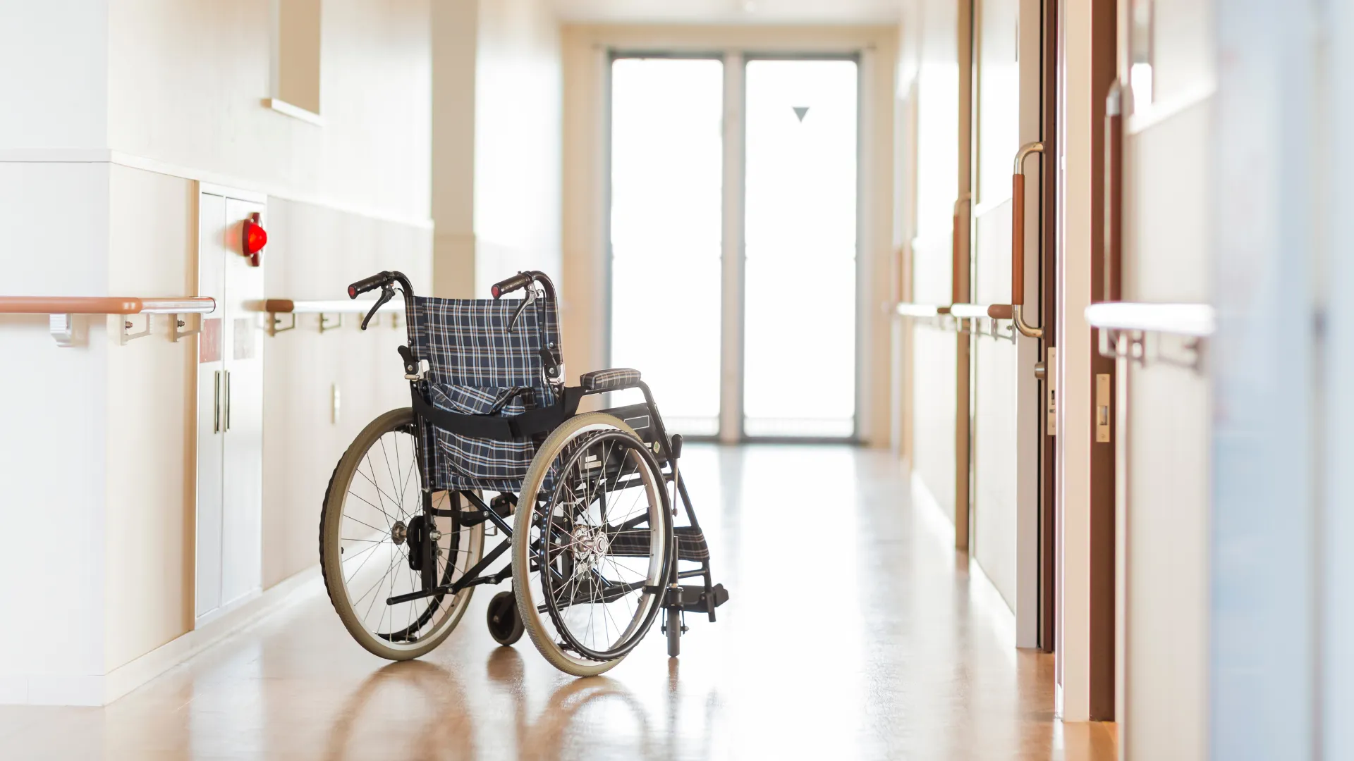 silla de ruedas en pasillo de residencia