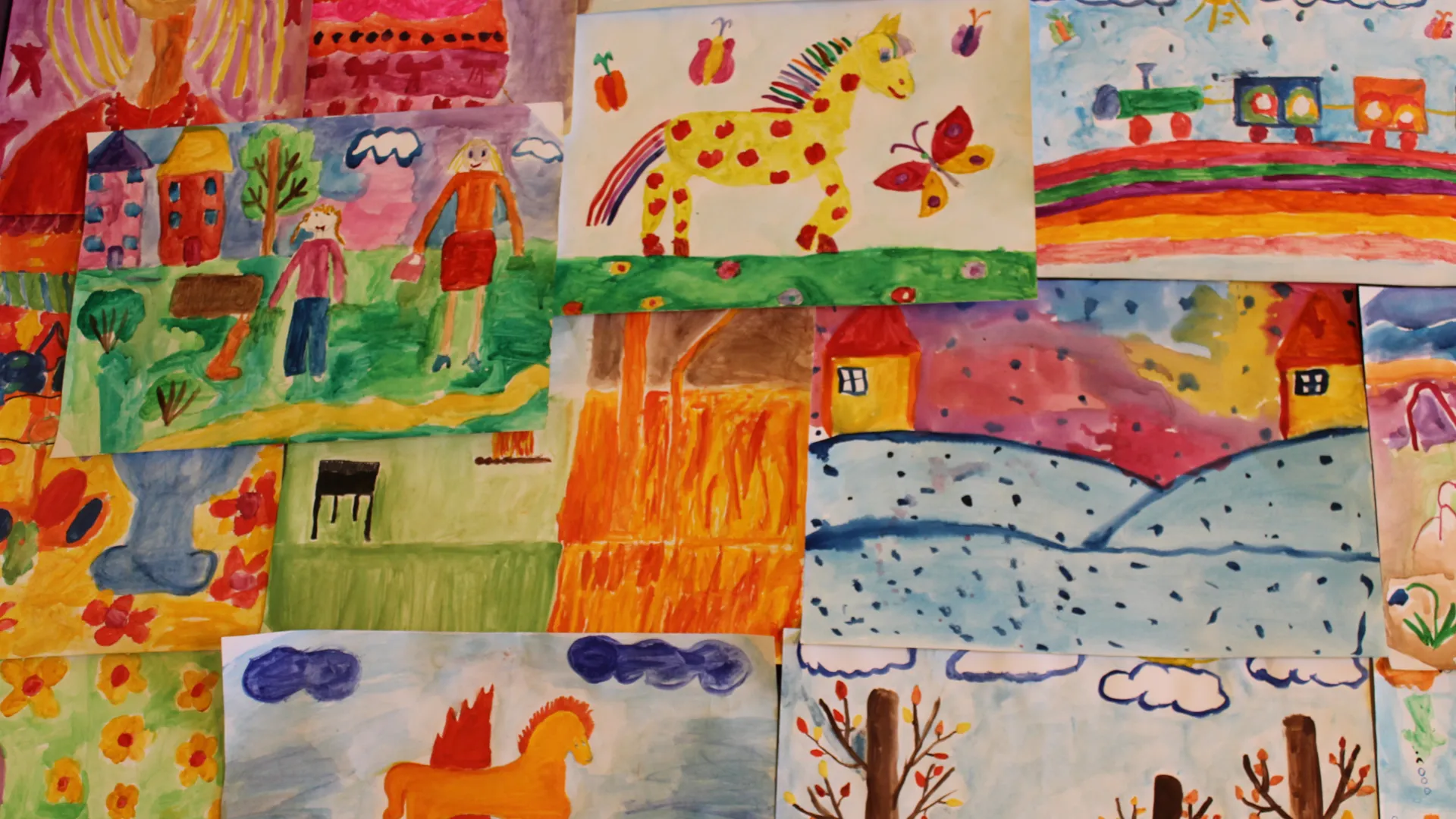 dibujos infantiles en una pared