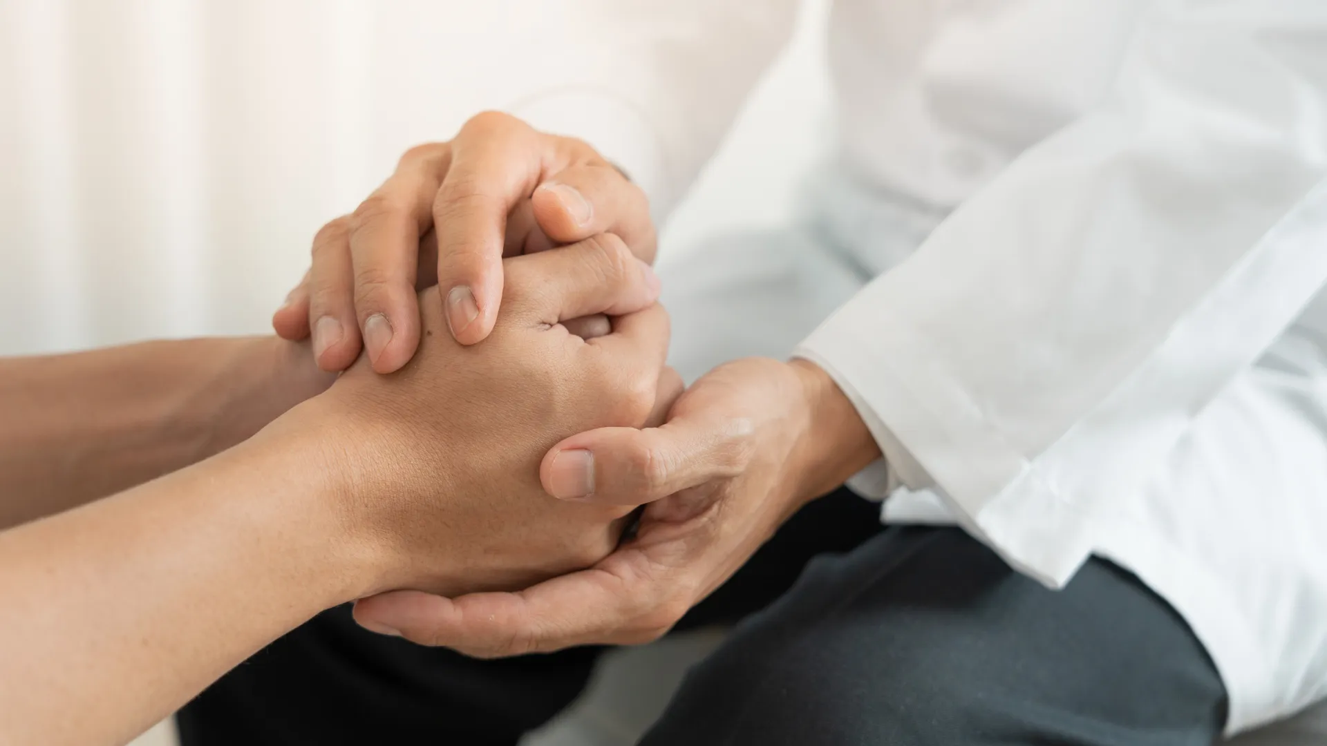 medico coge las manos de un paciente
