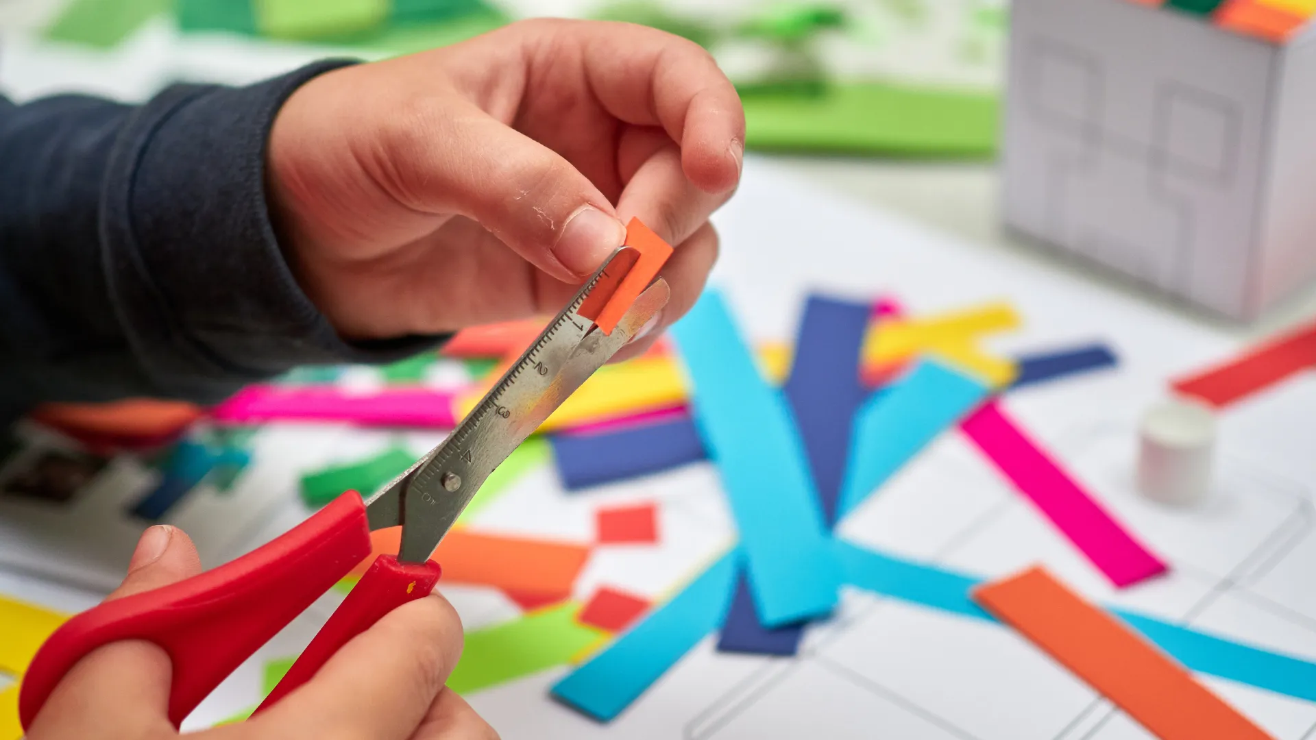 manos con tijeras recortando manualidades