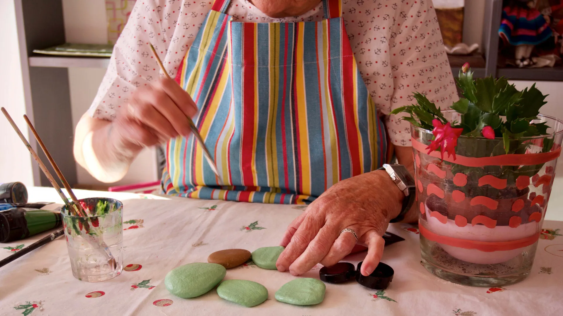 persona mayor pintando piedras