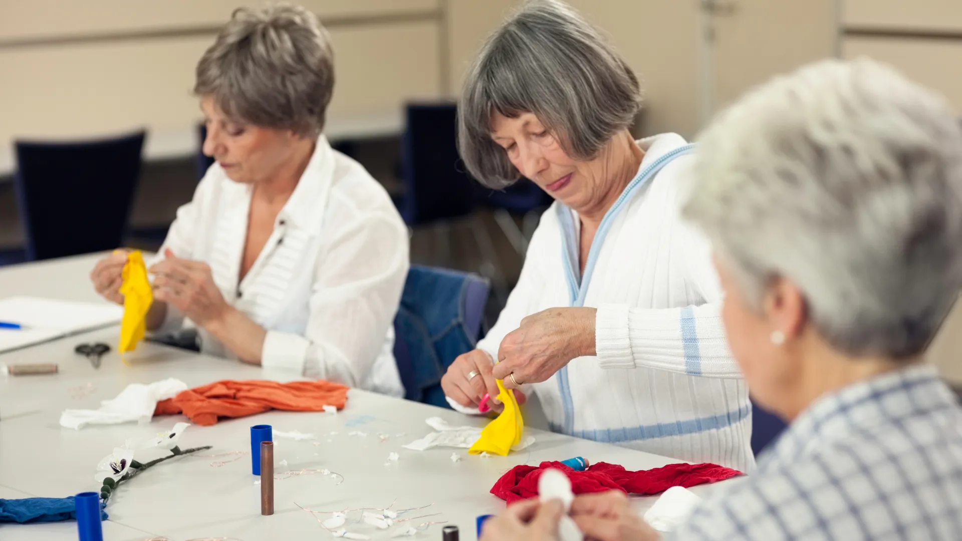 mujeres mayores realizando manualidades