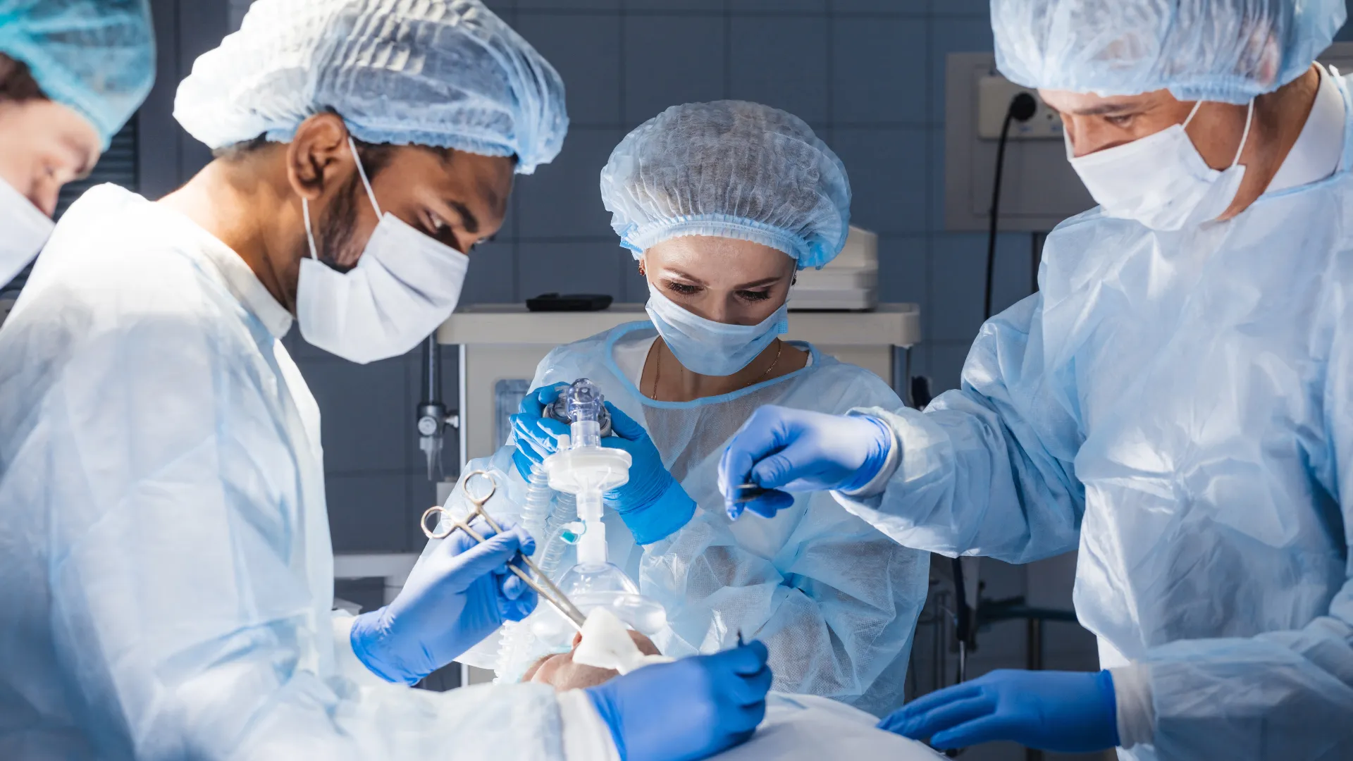 equipo de anestesistas en un quirófano