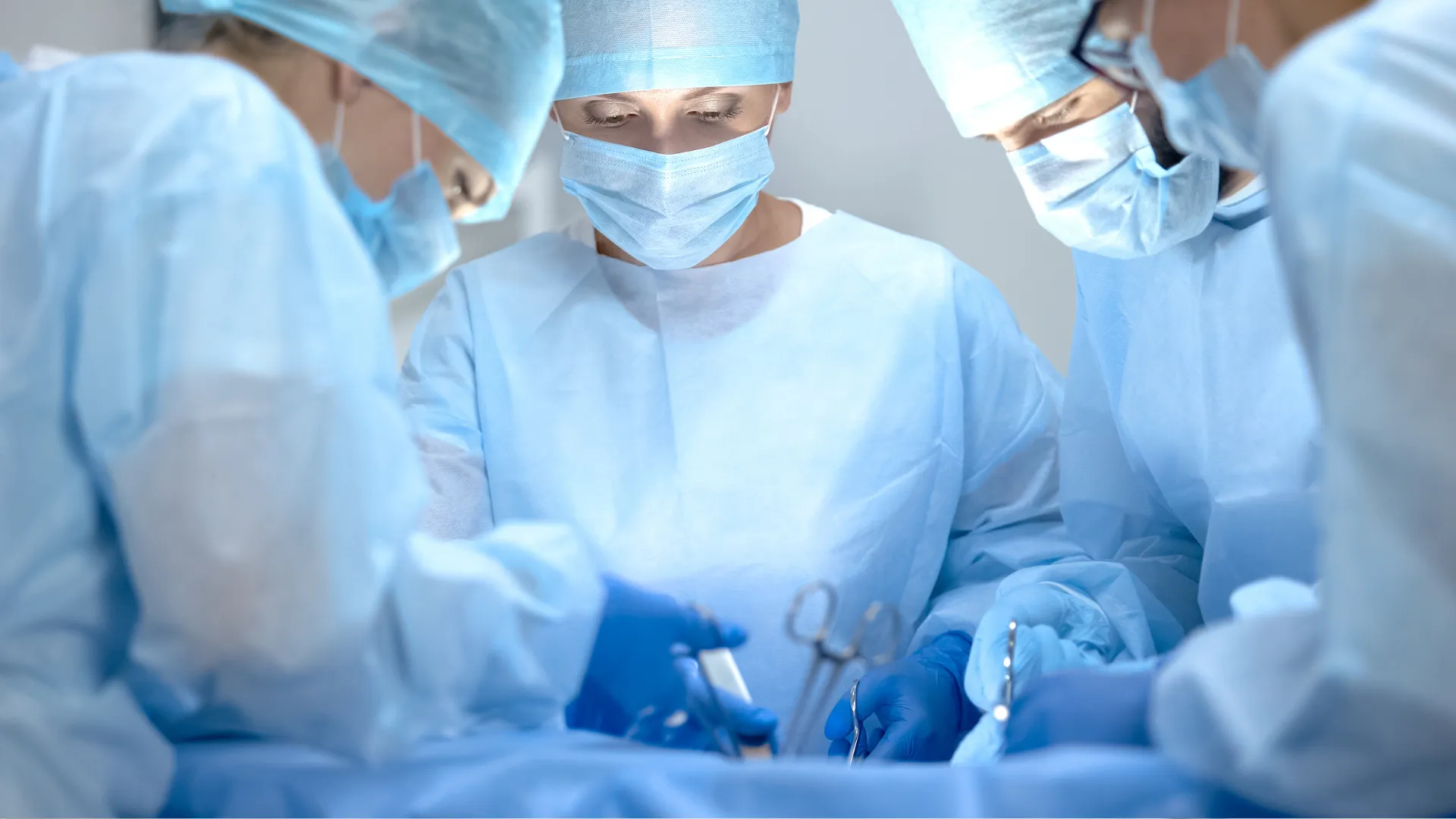 equipo de cirujanos en quirofano