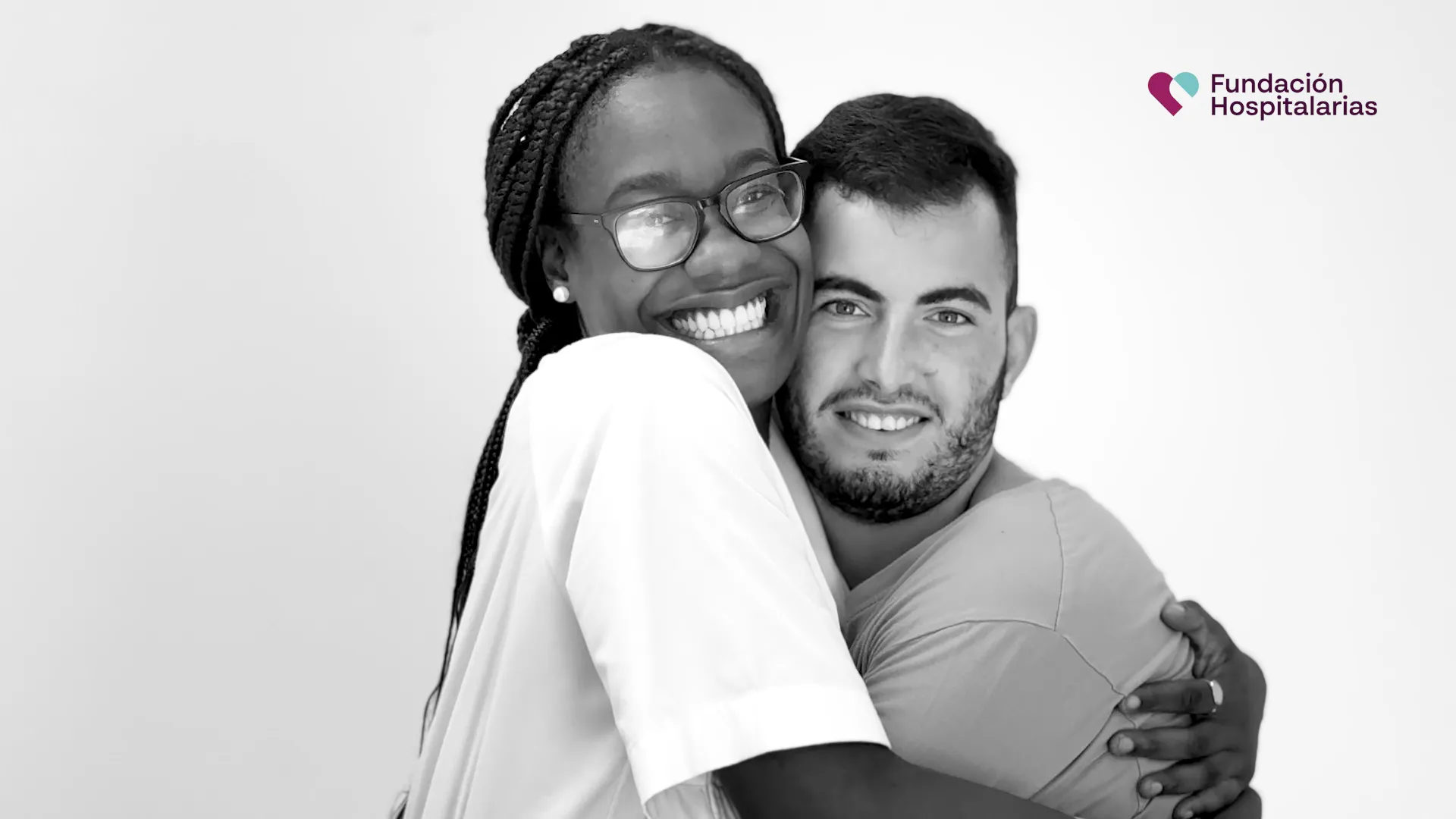 una trabajadora de Fundación Hospitalarias Málaga con un usuario de salud mental