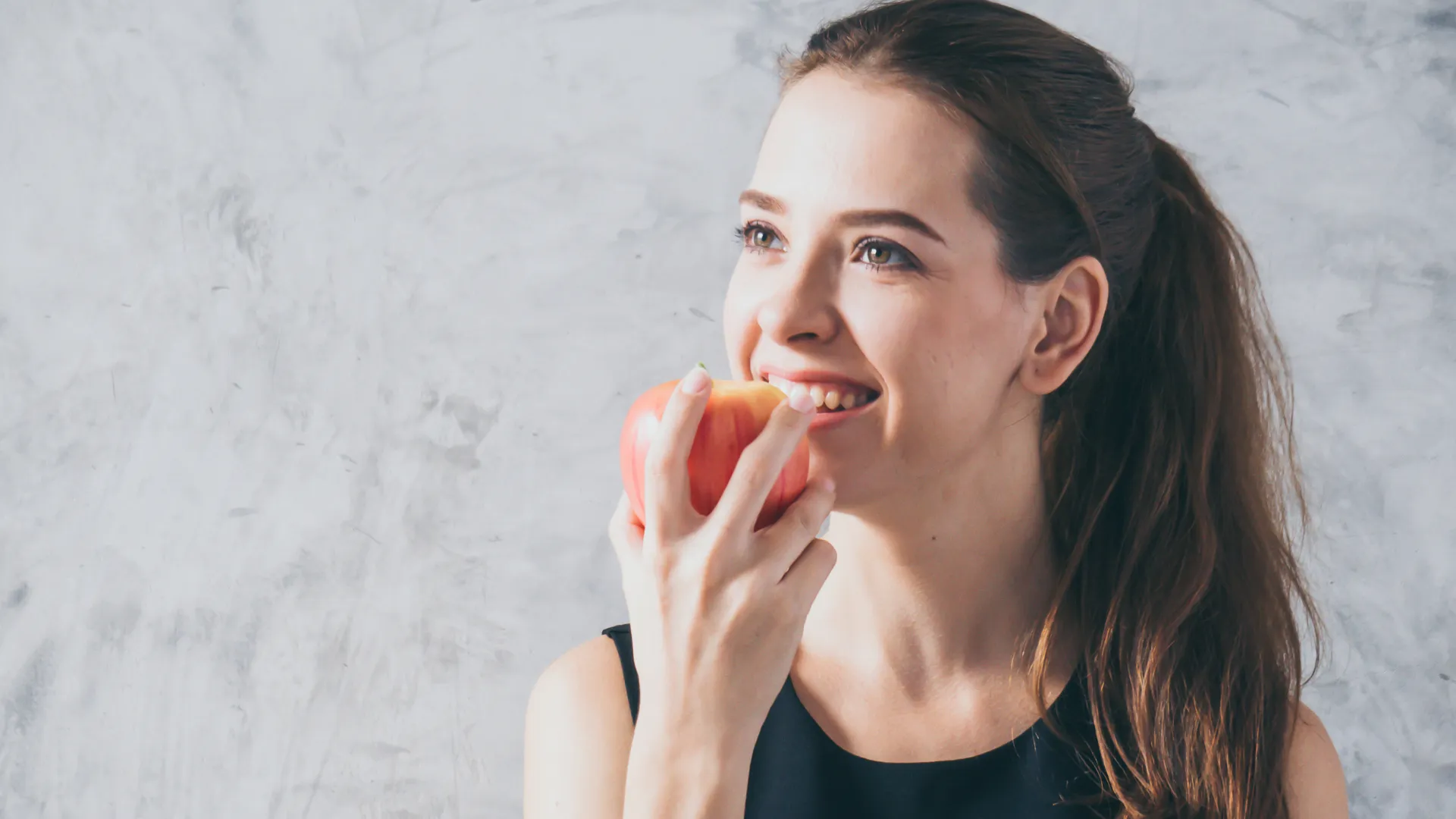 mujer mordiendo una manzana