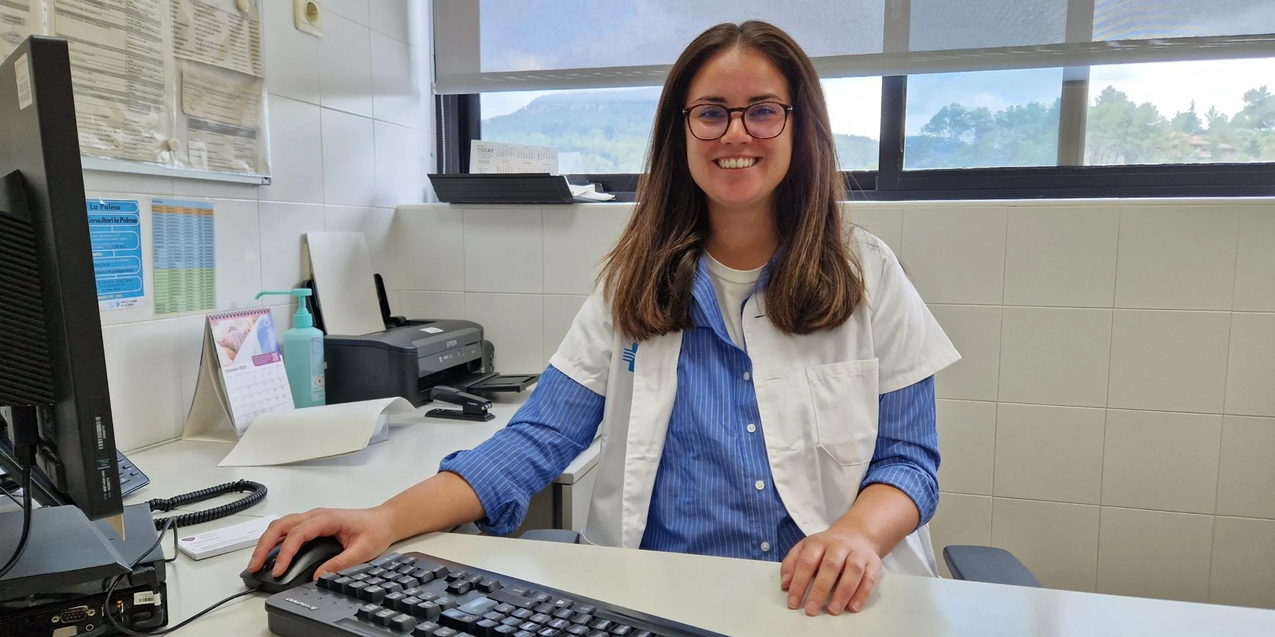 la doctora mònica lópez isern en su consulta