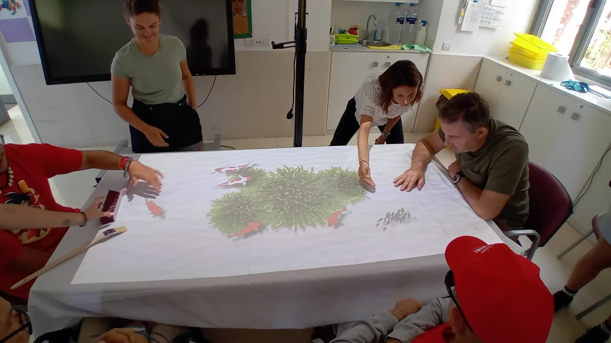 varias personas usan una mesa interactiva