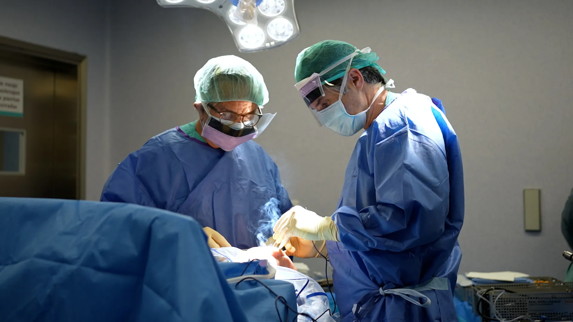 dos cirujanos de la fundacion hospitalarias madrid en un quirófano operan una rodilla con la nueva tecnología CORI