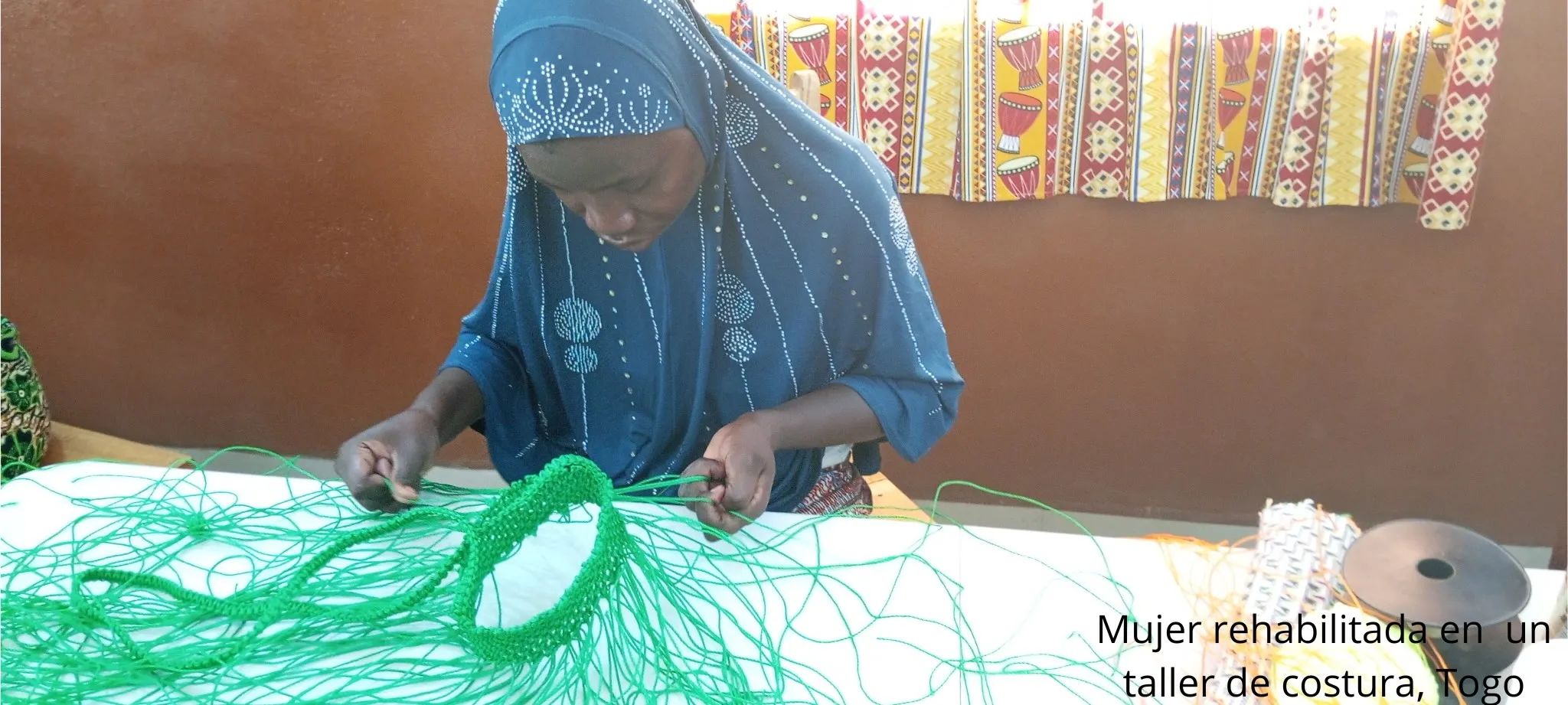 Mujer rehabilitada en un taller de costura de la fundación benito menni