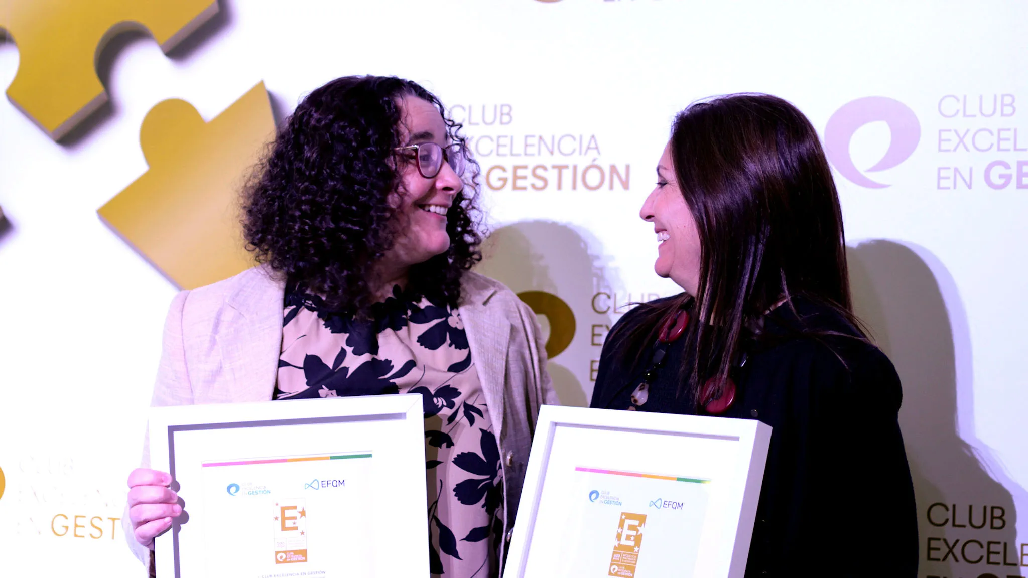 Carmen Delia y Leticia Samartin durante la entrega de los sellos EFQM