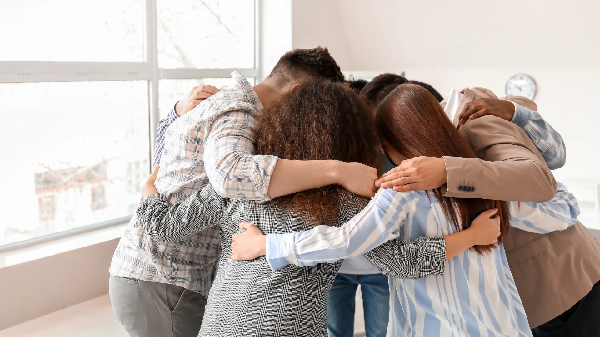 grupo de personas abrazándose