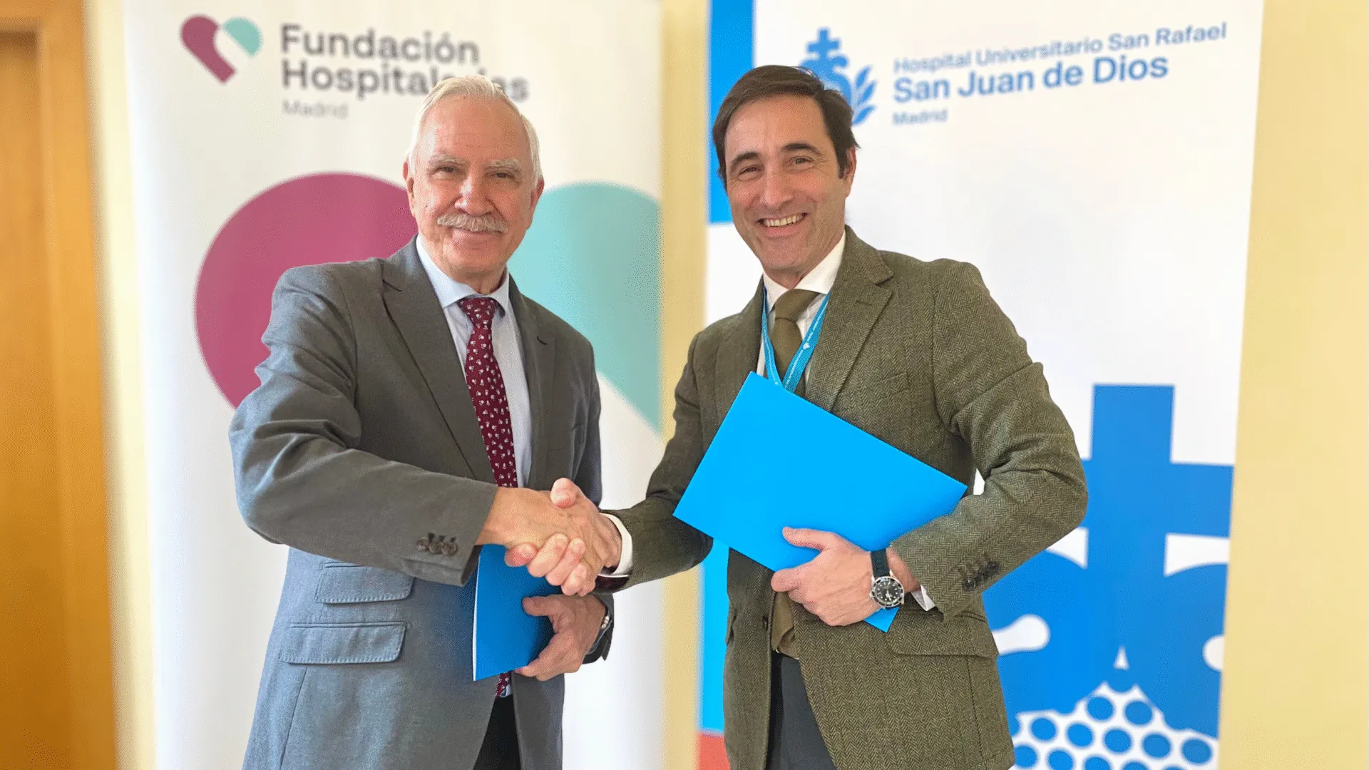 Dr. Antonio Alemany, director gerente de la Fundación Hospitalarias Madrid, y César Téllez, director gerente del Hospital San Rafael, se dan la mano