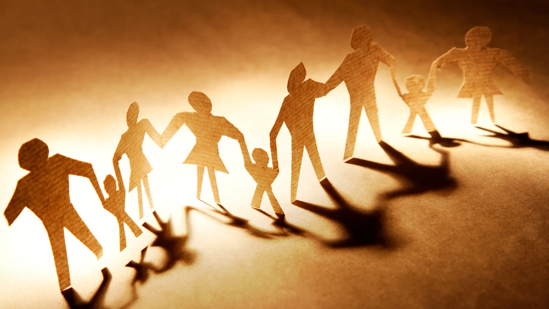 familia hecha con figuras de papel