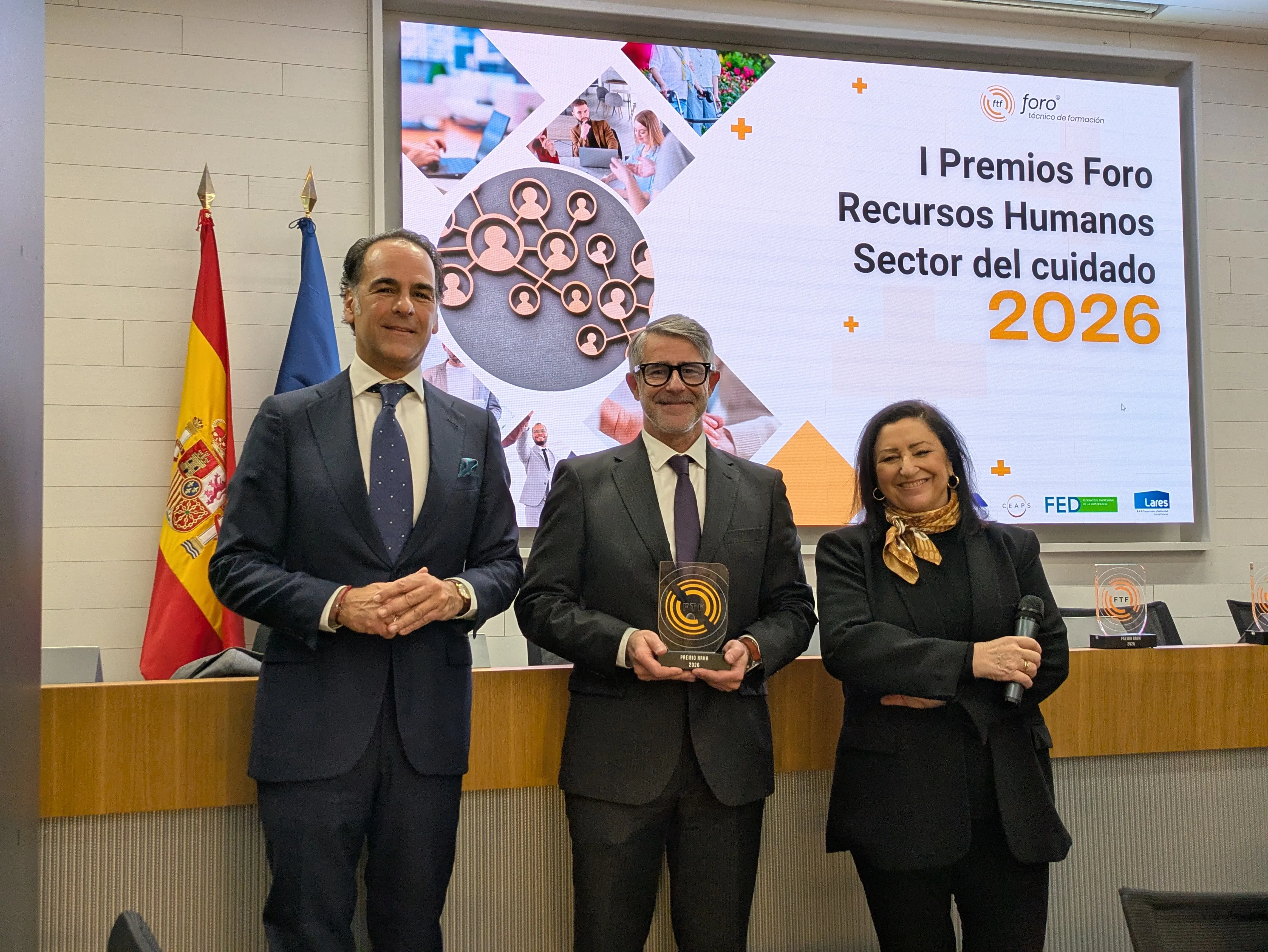 Alejandro Florit director de identidad de la Fundación Hospitalarias recibe un premio foro 2026