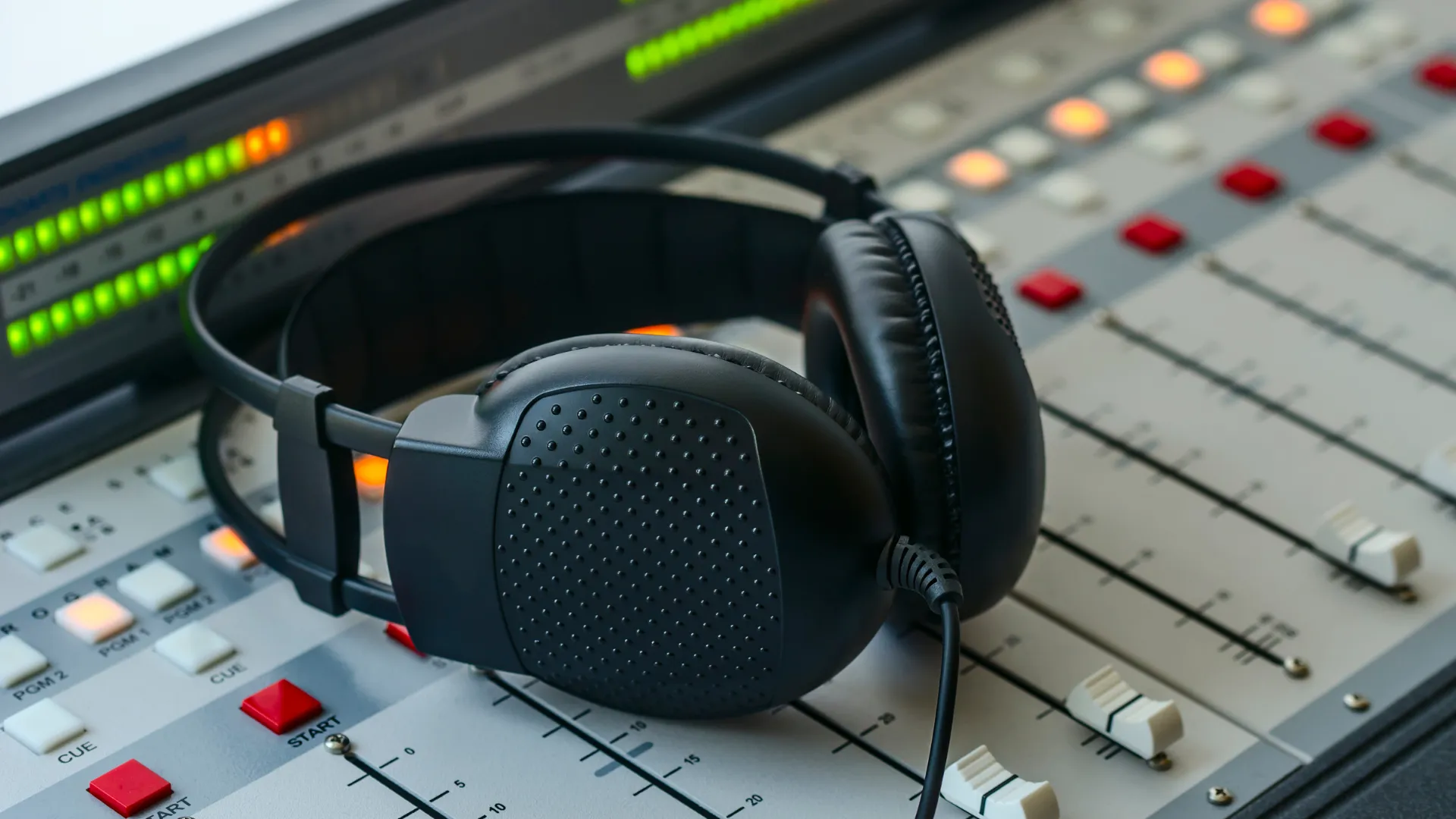 auriculares sobre una mesa de control de radio