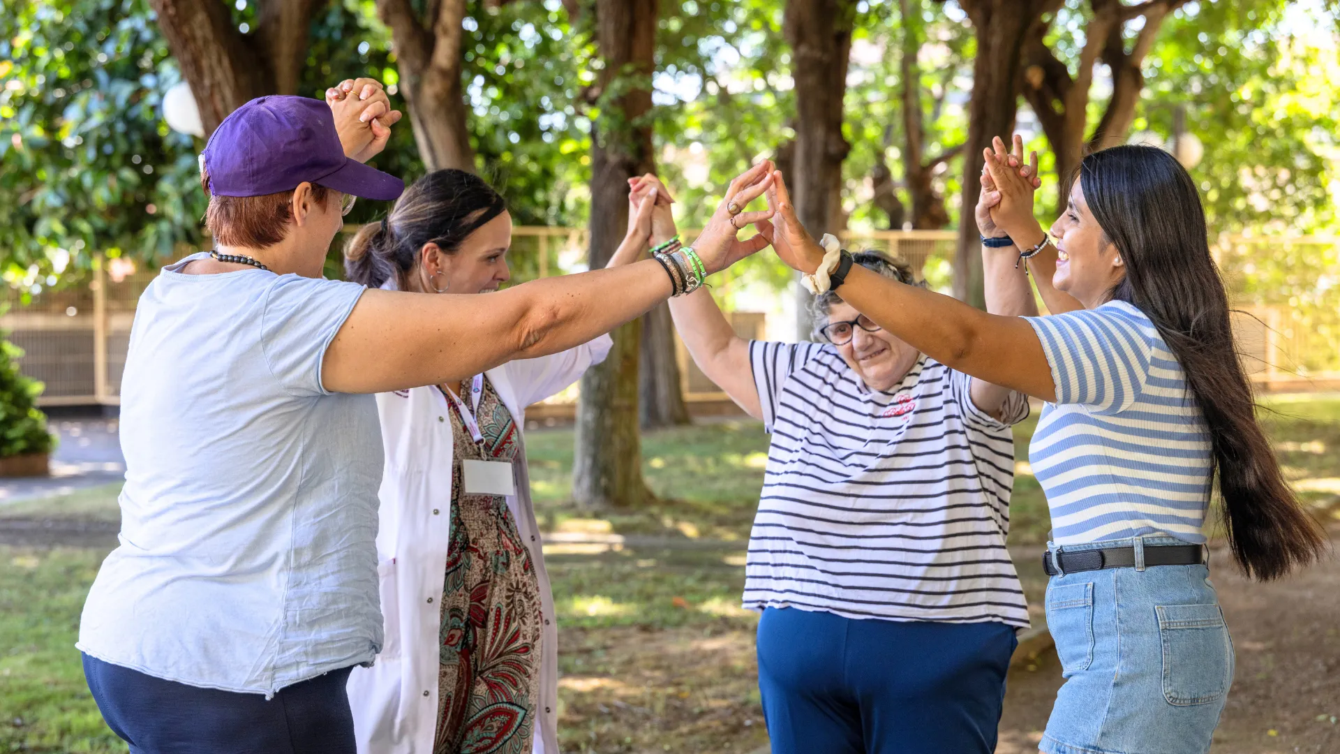 grupo de personas juegan al aire libre