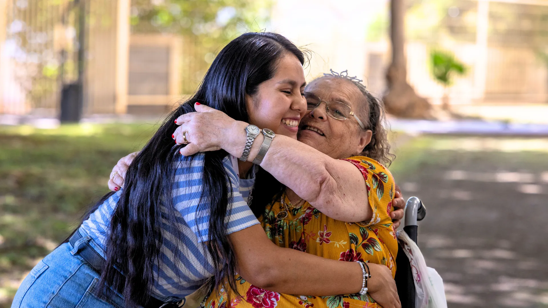 voluntaria de la fundacio hospitalaries sant boi abraza a una mujer en silla de ruedas