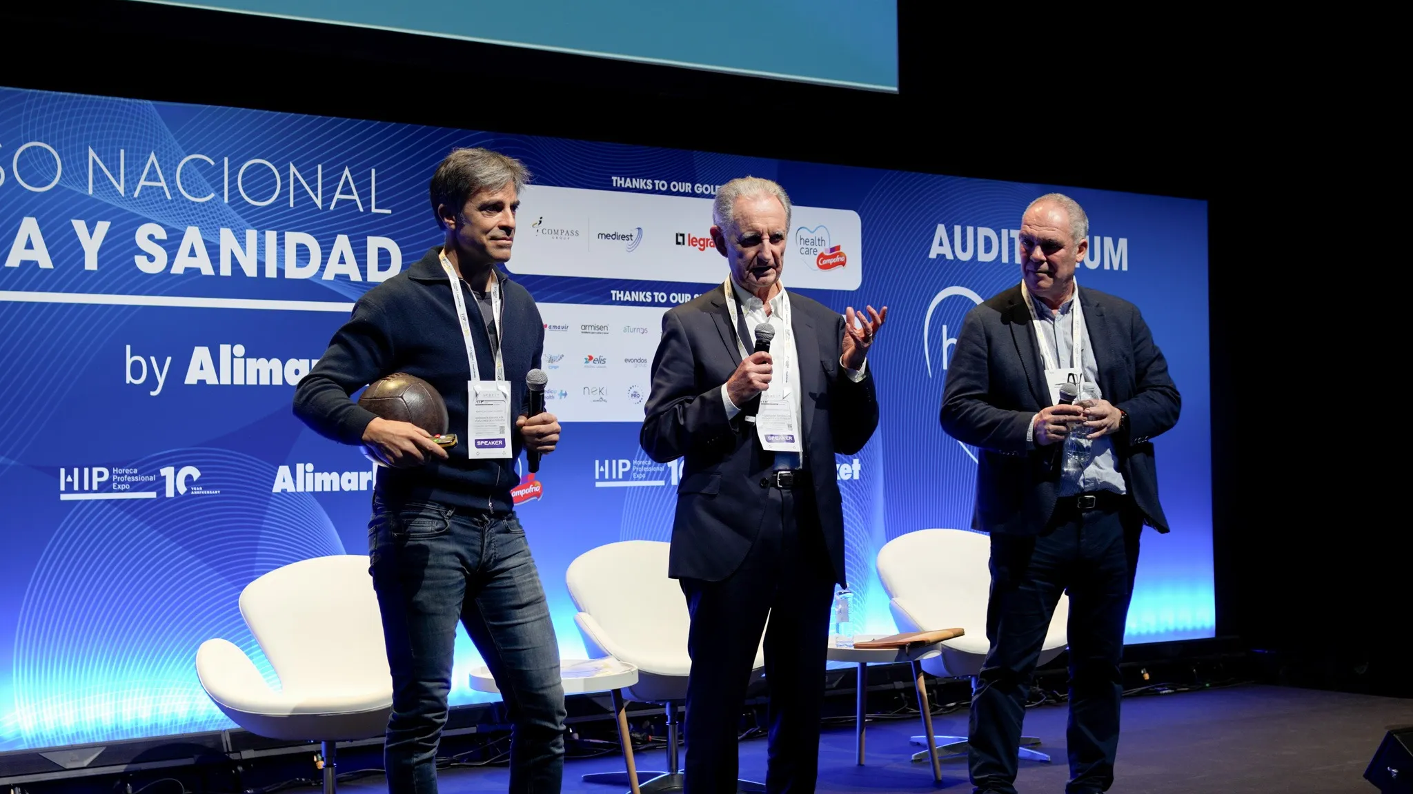José Antonio Ezquerra Iribarren, coordinador del Área de Personas Mayores de Ospitalarioak Fundazioa Euskadi; Juan Mari Zorriqueta, exjugador del Athletic Club de Bilbao; y Roberto Solozábal, exjugador del Atlético de Madrid y del Betis.