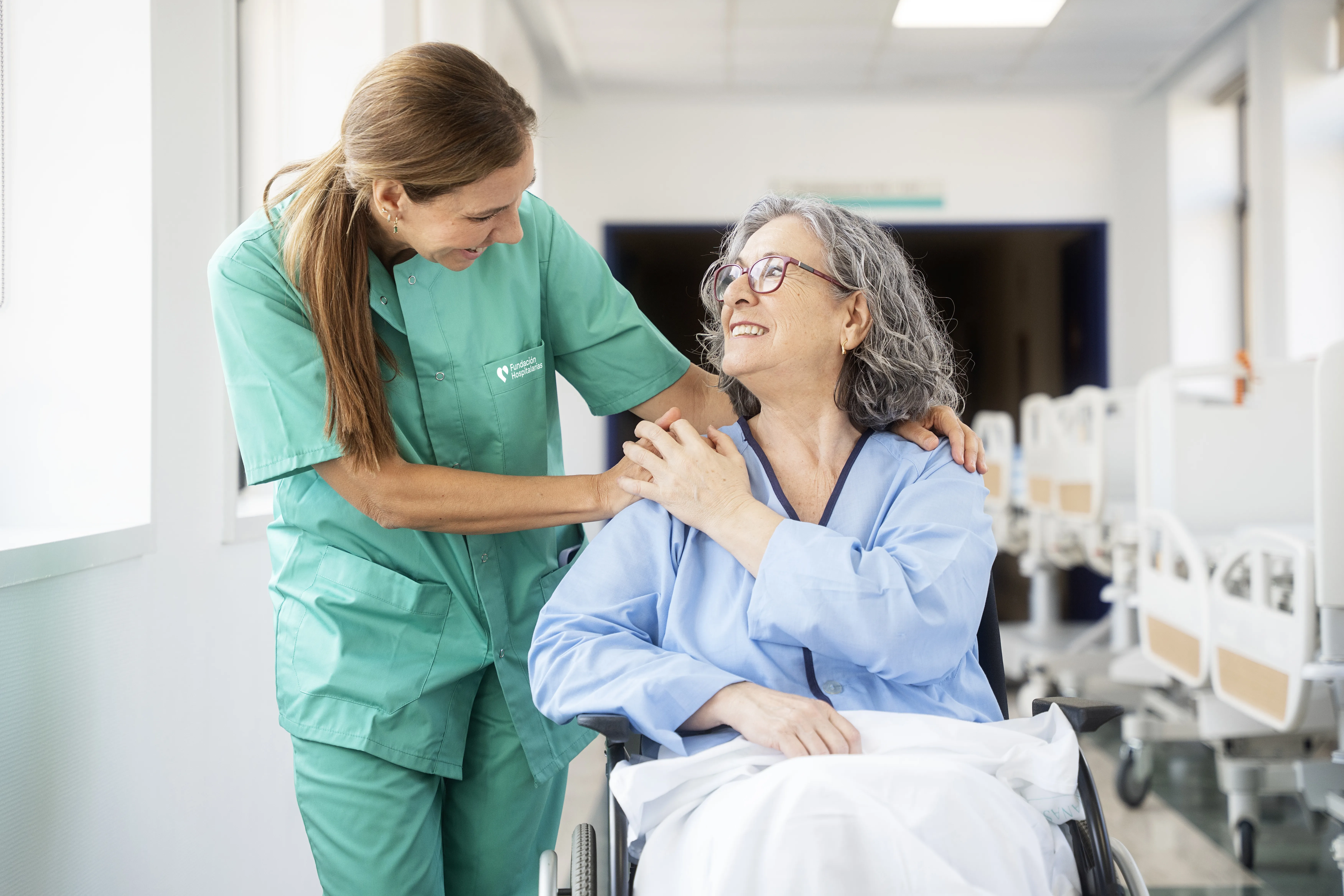 enfemera y paciente felices en la Fundación Hospitalarias Madrid