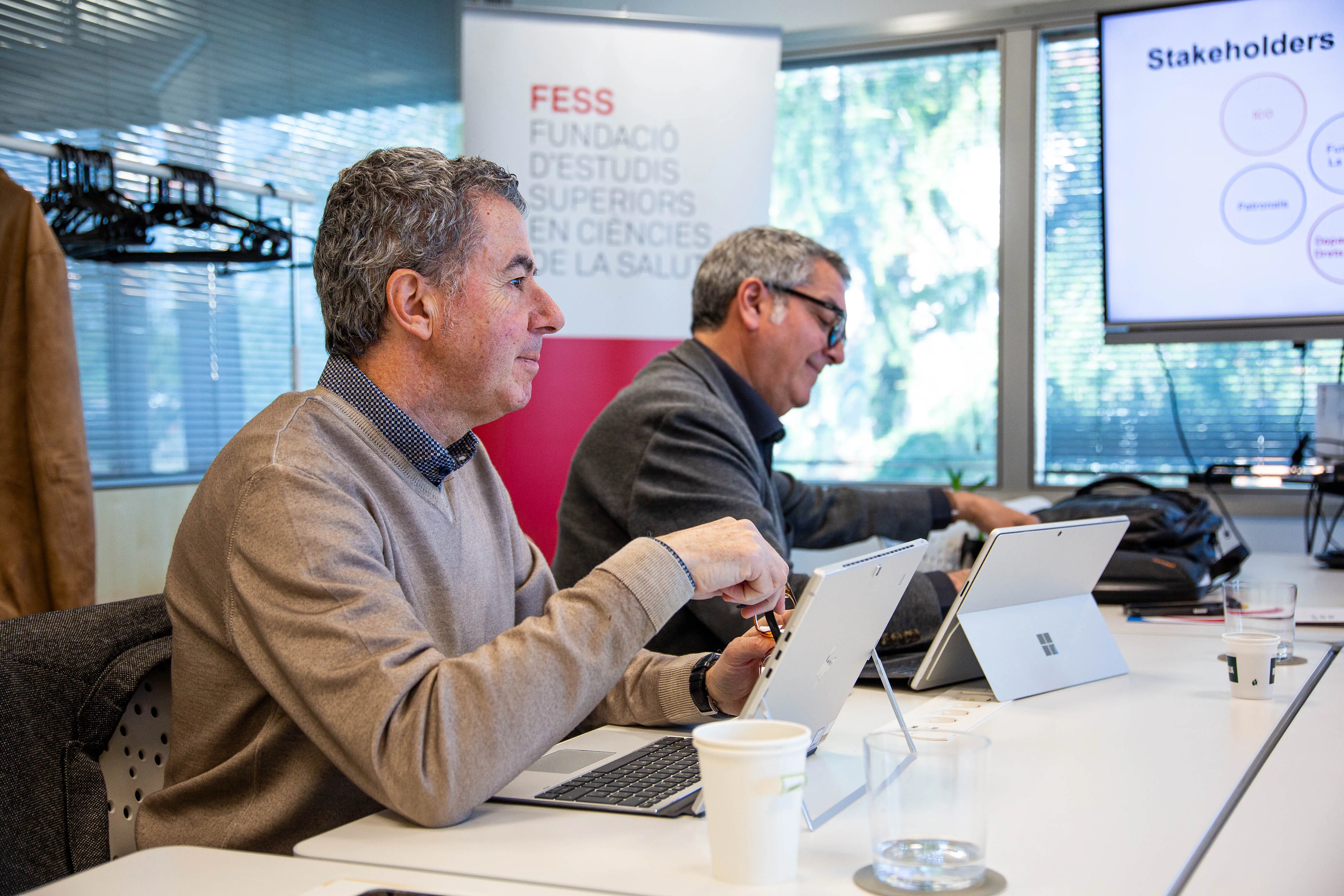 Santi Bernades y Francisco del Olmo durante la firma del acuerdo de colaboración en cuidados paliativos entre Fundación Hospitalarias y Universitat de Vic – Universitat Central de Catalunya
